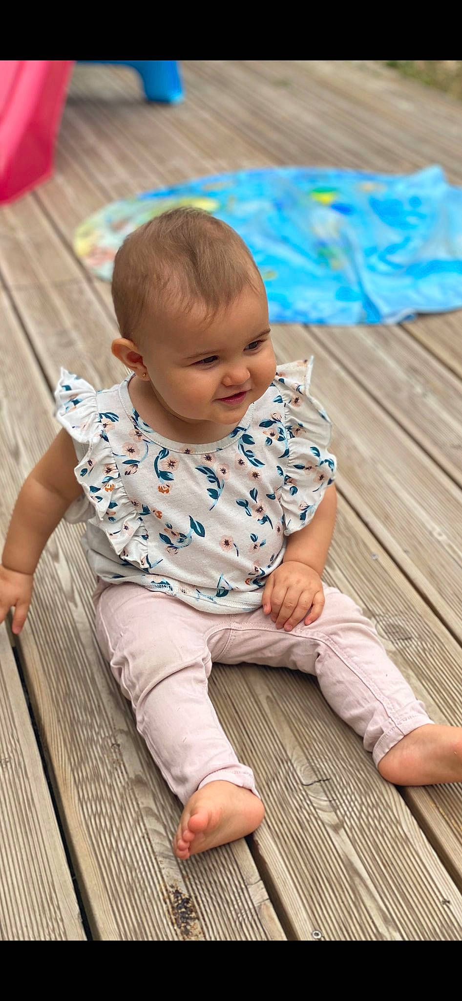 Elyana a rejoint le concours — aidez-le/la à gagner de superbes lots ! baby, baby_toddler_clothing, blue, cheek, face, finger, floor, flooring, grass, happy, head, iris, mammal, person, skin, sleeve, smile, standing, toddler, white