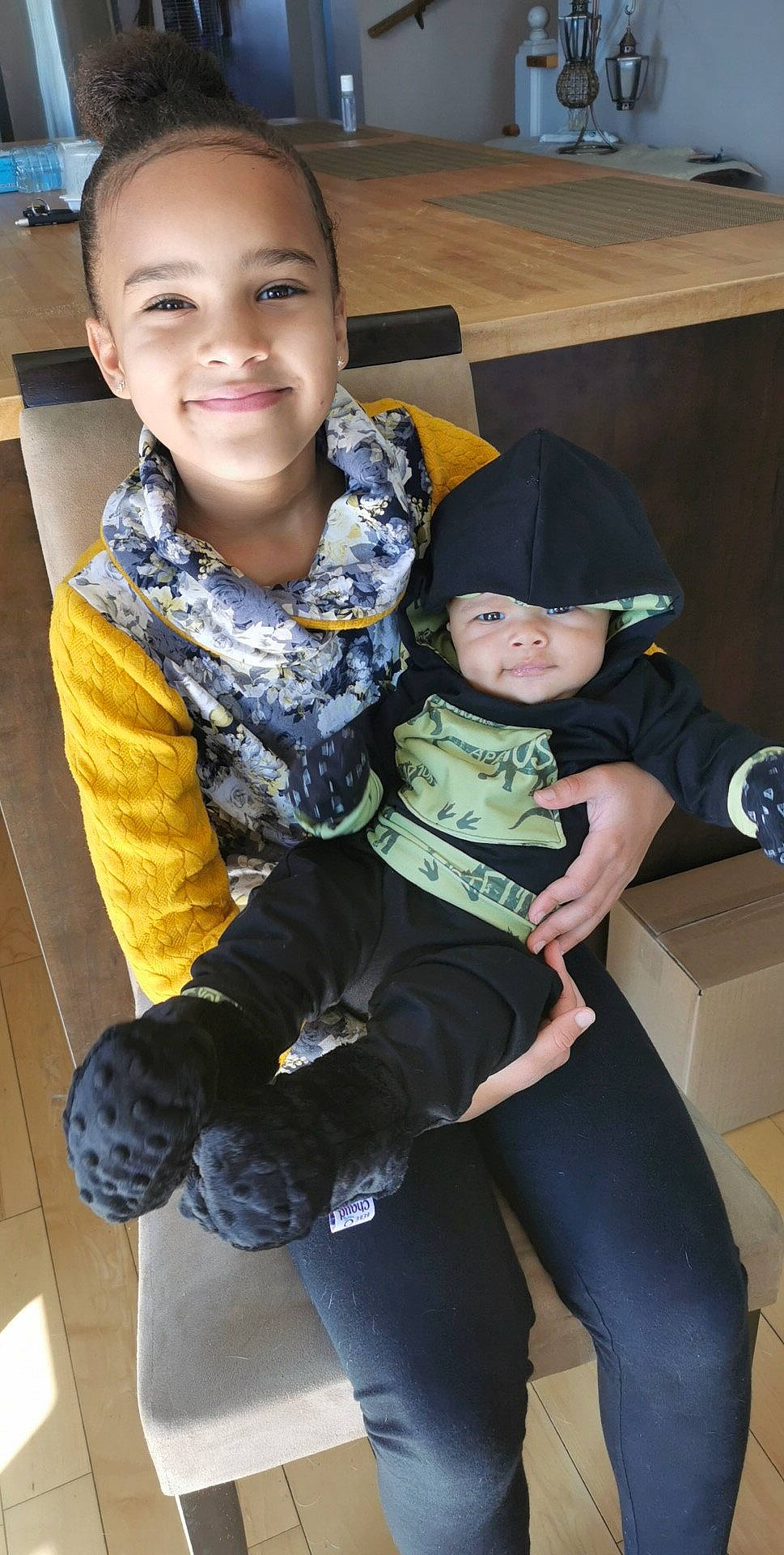 Nadia a rejoint le concours — aidez-le/la à gagner de superbes lots ! baseball_cap, cap, chair, child, eye, facial_expression, fun, hairstyle, happy, hat, joy, lap, leisure, people, person, skin, smile, snapshot, sneakers, sun_hat