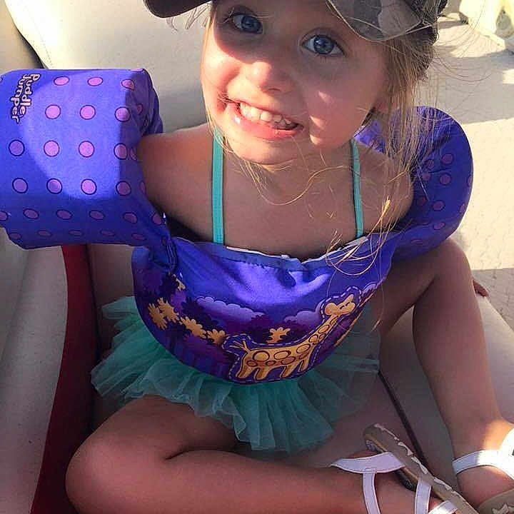 Ansleigh is registered to the contest to win money with this photo: