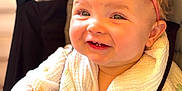 Leonie a rejoint le concours — aidez-le/la à gagner de superbes lots ! baby, child, smiling, blanket, sunglasses, happy, stroller, clothing, face, headwear, infant, cute, portrait, toddler, seatbelt, indoor, skin, hand, foot, cheerful