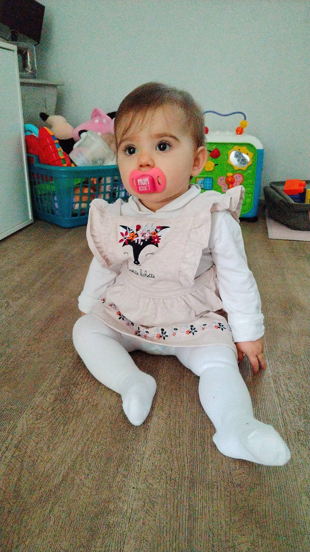 Lyza a rejoint le concours — aidez-le/la à gagner de superbes lots ! baby, baby_toddler_clothing, bag, cheek, child, dress, eye, face, floor, flooring, foot, fur, happy, head, iris, pattern, person, sitting, sleeve, sock