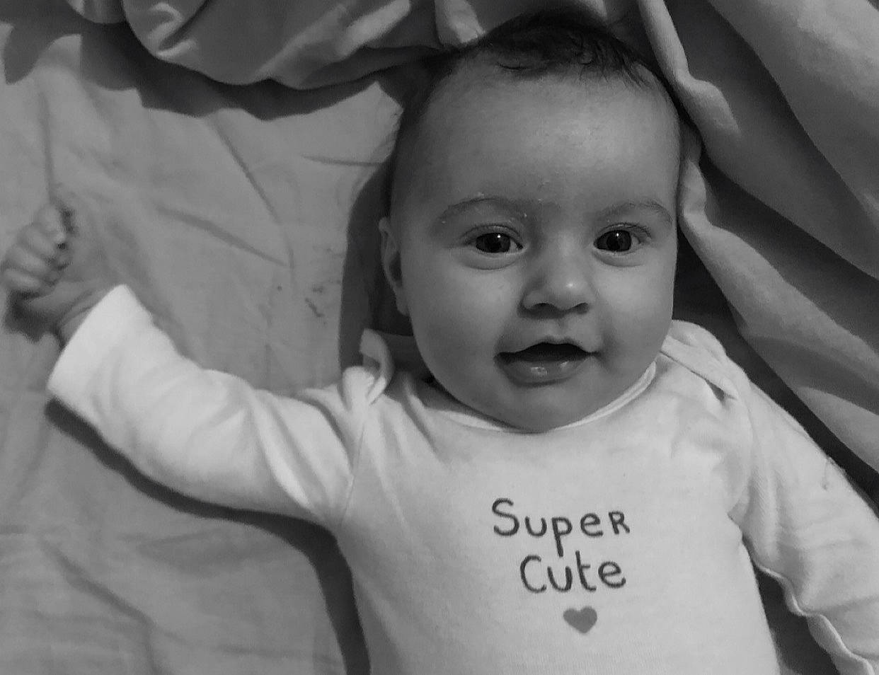 Layana participe au concours pour gagner de l'argent avec cette photo : baby, black, cheek, chin, eye, eyebrow, face, happy, head, human_body, iris, lip, mouth, nose, organ, person, skin, sleeve, smile, vertebrate