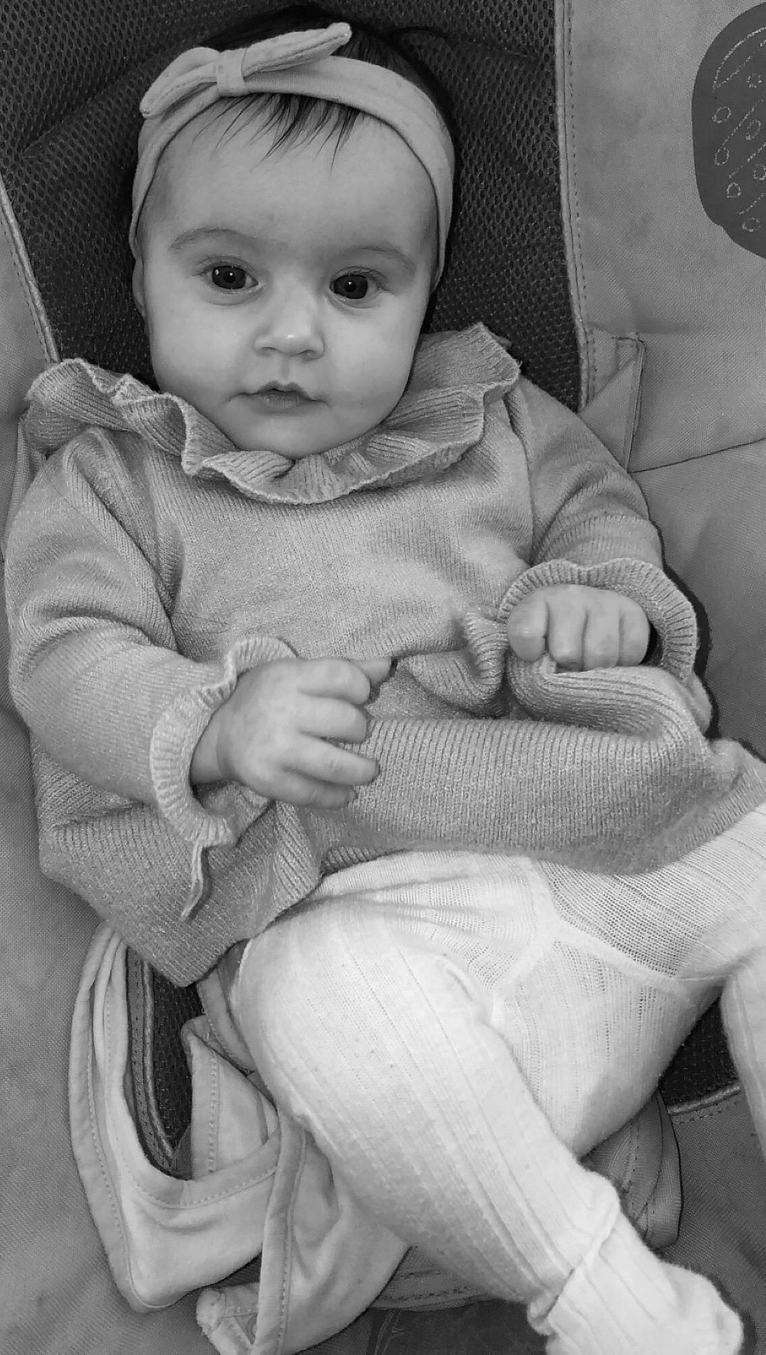 Layana a rejoint le concours — aidez-le/la à gagner de superbes lots ! arm, baby, black, cheek, chin, comfort, eye, eyebrow, face, hair, hand, head, human, leg, lip, mouth, nose, person, photograph, skin