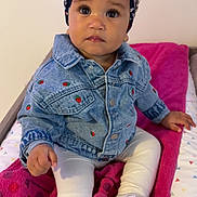 Manël a rejoint le concours — aidez-le/la à gagner de superbes lots ! baby, casual, changing_table, child, clothing, curly_hair, cute, denim_jacket, expression, fashion, footwear, headband, indoor, person, pink_towel, portrait, sitting, toddler, white_leggings, white_shoes