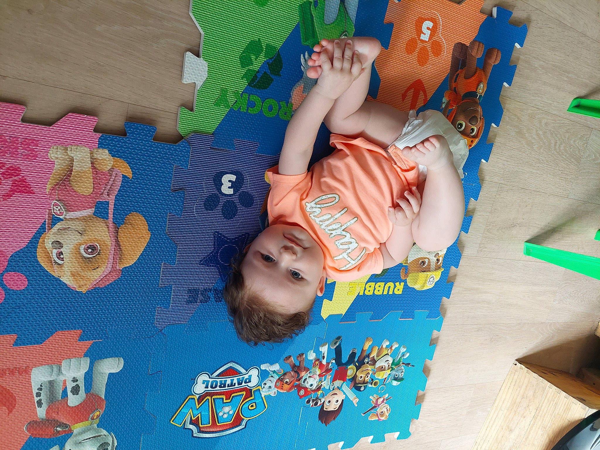 Clèo a rejoint le concours — aidez-le/la à gagner de superbes lots ! art, baby_products, baby_toddler_clothing, baby_toys, child, fun, green, happy, illustration, learning, leisure, paper_product, pattern, person, play, room, smile, toddler, visual_arts, world