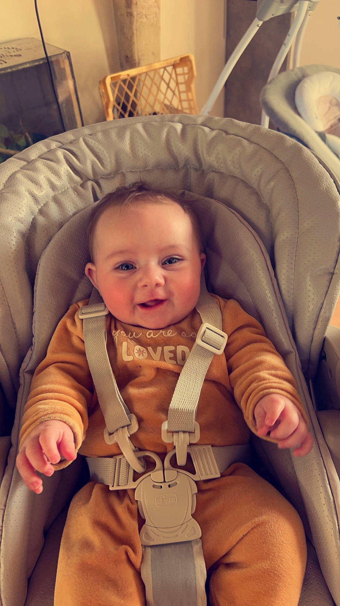 Louïse a rejoint le concours — aidez-le/la à gagner de superbes lots ! baby, baby_carriage, baby_toddler_clothing, car_seat, cheek, chin, comfort, eye, eyebrow, finger, head, human_body, iris, mouth, nose, person, seat_belt, skin, smile, thumb