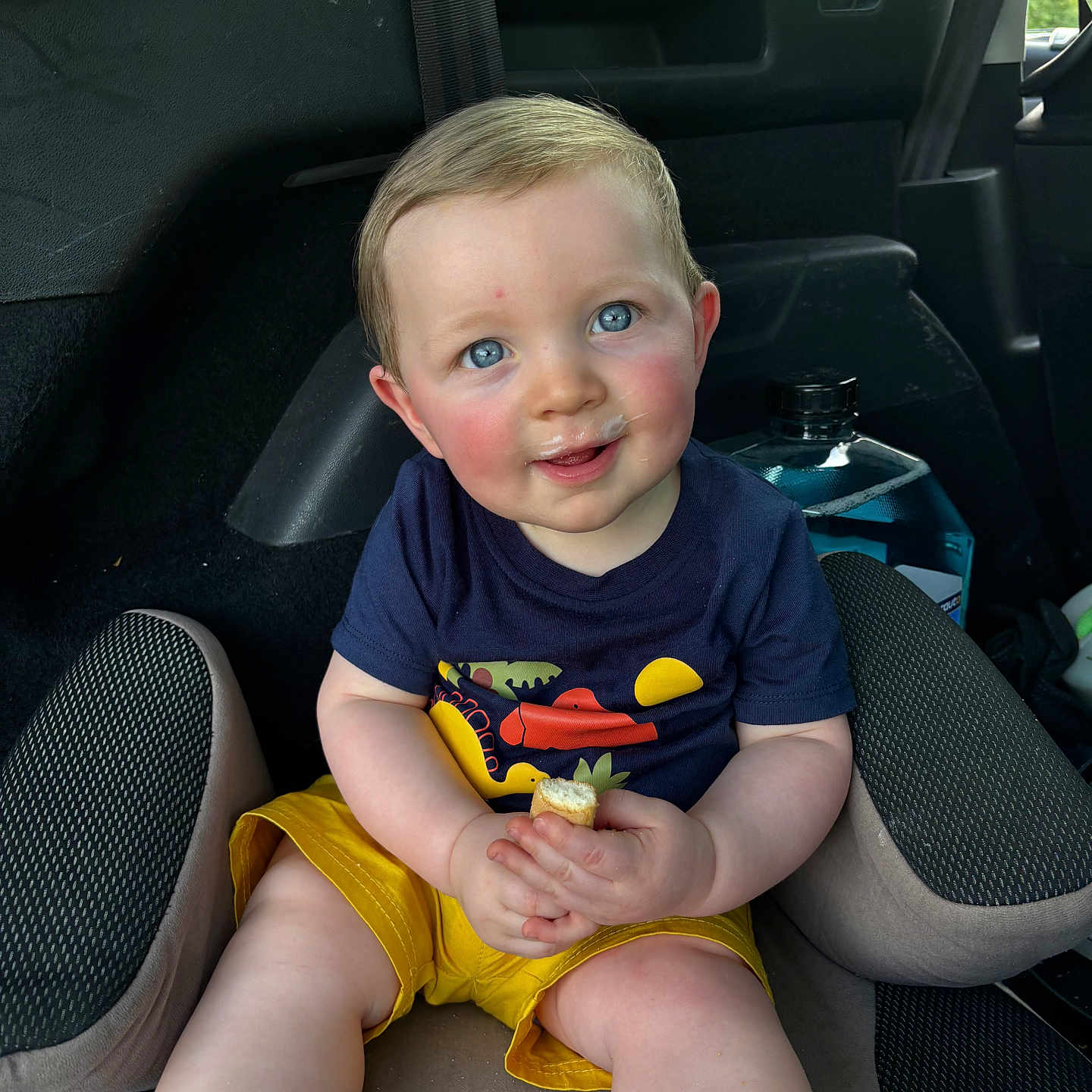 Eliott a rejoint le concours — aidez-le/la à gagner de superbes lots ! blue_eyes, bread, car_interior, car_seat, child, cute, feet, food, greenery, hands, milk_moustache, portrait, rosy_cheeks, seatbelt, shirt, shorts, skin, smile, toddler, window