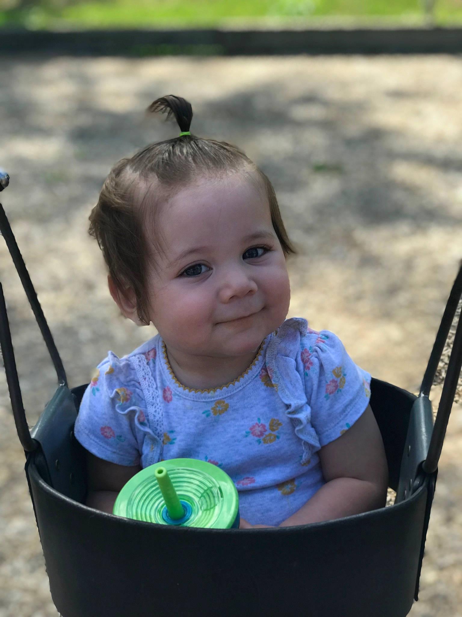Nia is registered to the contest to win money with this photo: eye, face, facial_expression, grass, hair, hairstyle, hand, happy, head, iris, joy, leaf, nature, organ, people_in_nature, person, photograph, product, skin, smile
