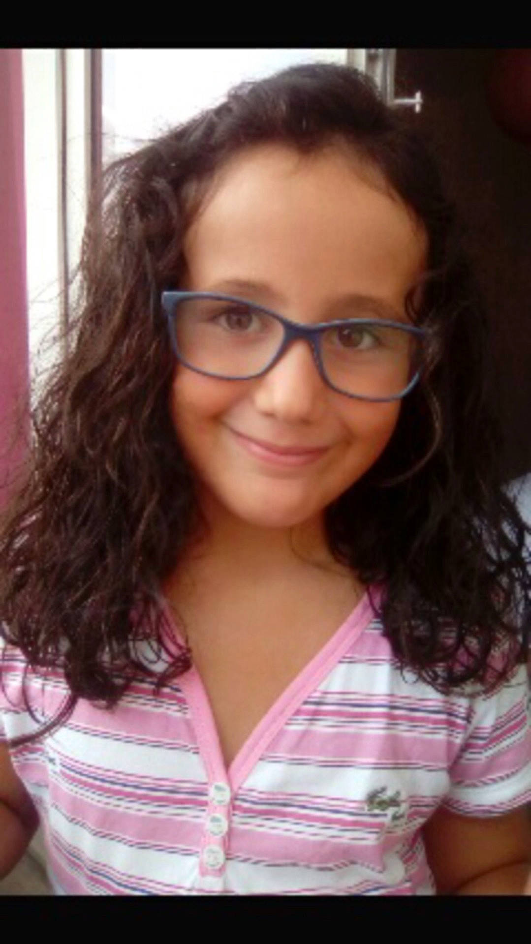 Nola participe au concours pour gagner de l'argent avec cette photo : black_hair, brown_hair, cheek, chin, eye, eyebrow, eyewear, face, forehead, girl, glasses, hair, hair_coloring, hairstyle, human_hair_color, lip, long_hair, nose, person, smile