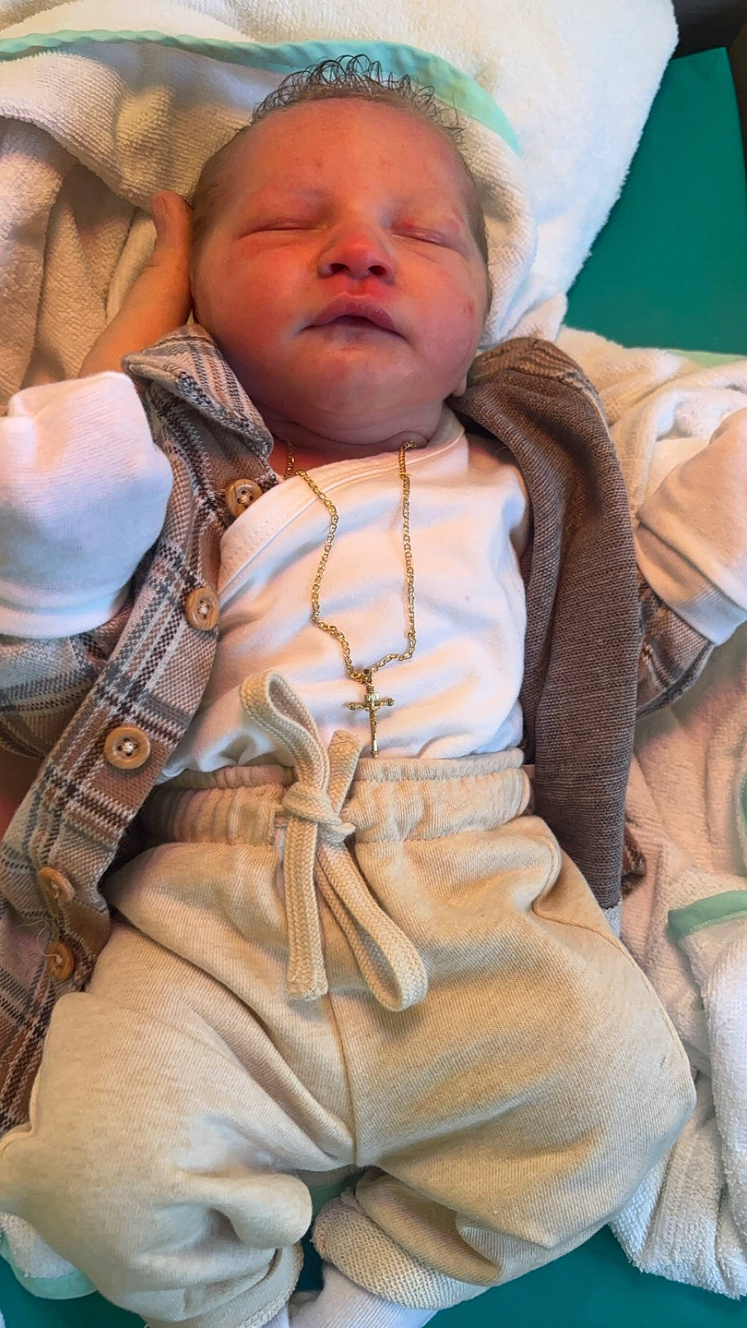 Jayce participe au concours pour gagner de l'argent avec cette photo : accessories, architecture, baby, blanket, building, clothing, face, glove, head, hospital, jewelry, knitwear, necklace, newborn, pants, person, photography, portrait, sleeping, sweater