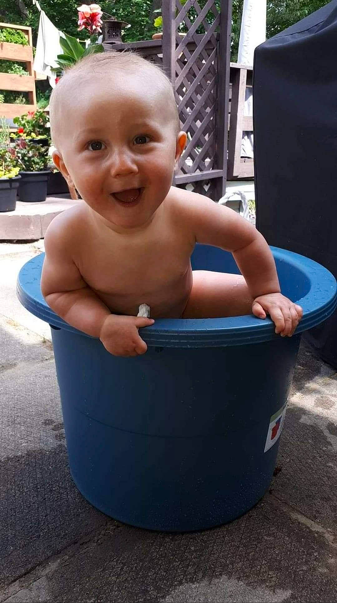 Christophe a rejoint le concours — aidez-le/la à gagner de superbes lots ! baby, baby_laughing, bucket, child, cylinder, flowerpot, houseplant, person, plastic, toddler, waste_container