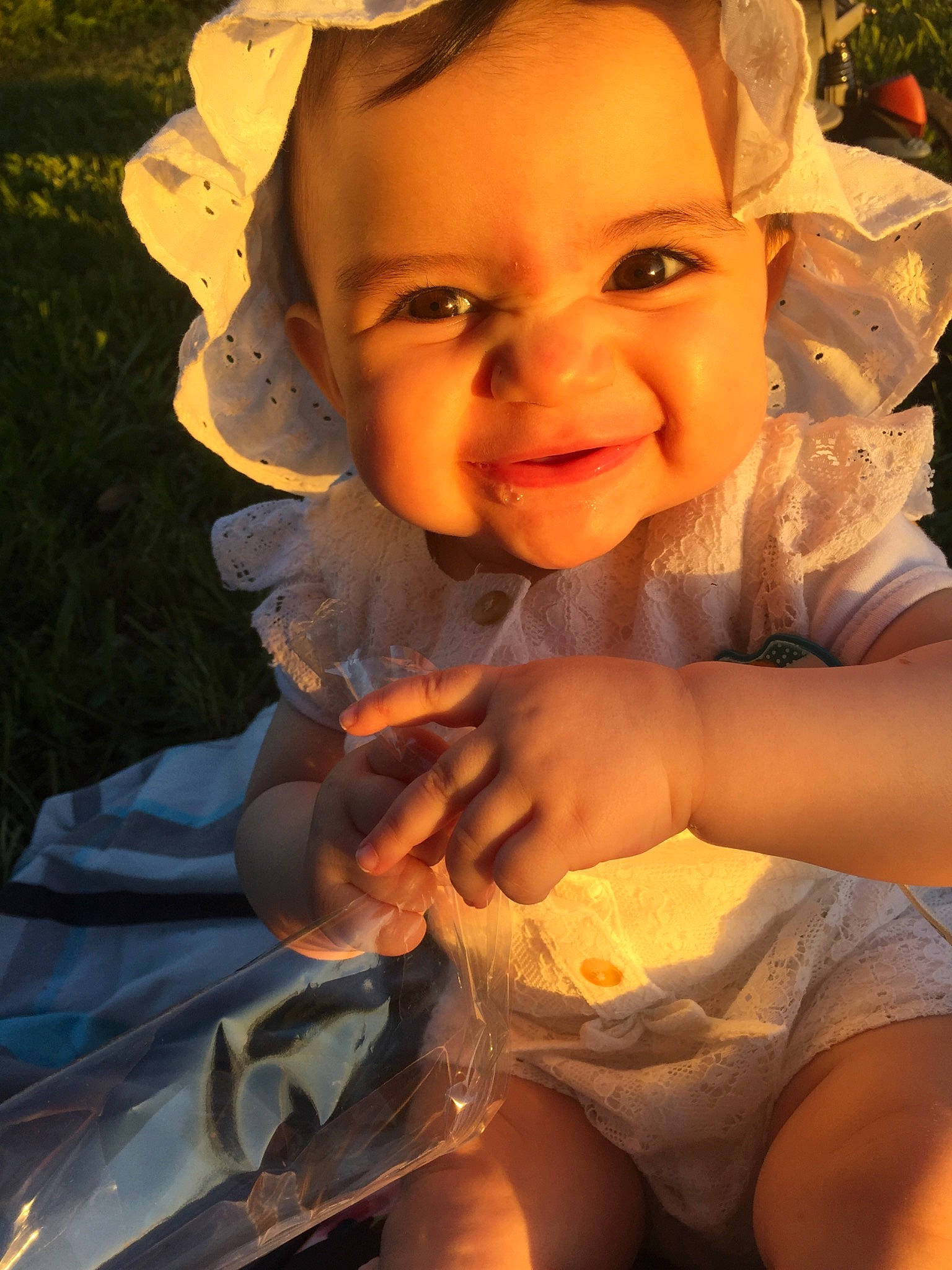 Yara participe au concours pour gagner de l'argent avec cette photo : child, happy, lip, person, smile, toddler