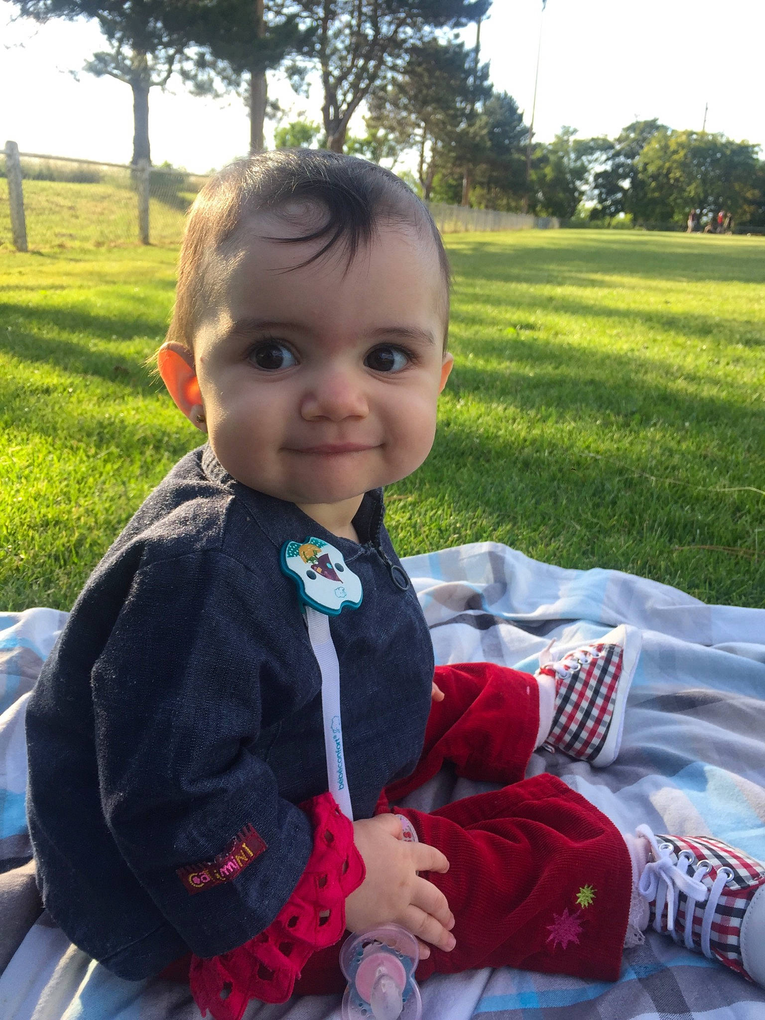 Yara a rejoint le concours — aidez-le/la à gagner de superbes lots ! baby, child, grass, grass_family, joy, lawn, leaf, outerwear, person, plant, recreation, sitting, skin, smile, summer, toddler