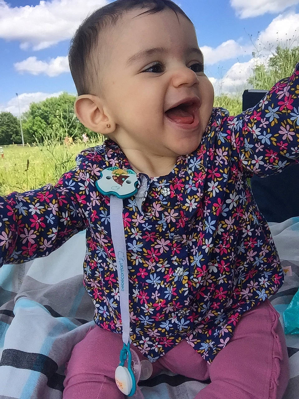 Yara a rejoint le concours — aidez-le/la à gagner de superbes lots ! baby, cheek, child, happy, neck, outerwear, person, plant, sleeve, smile, toddler