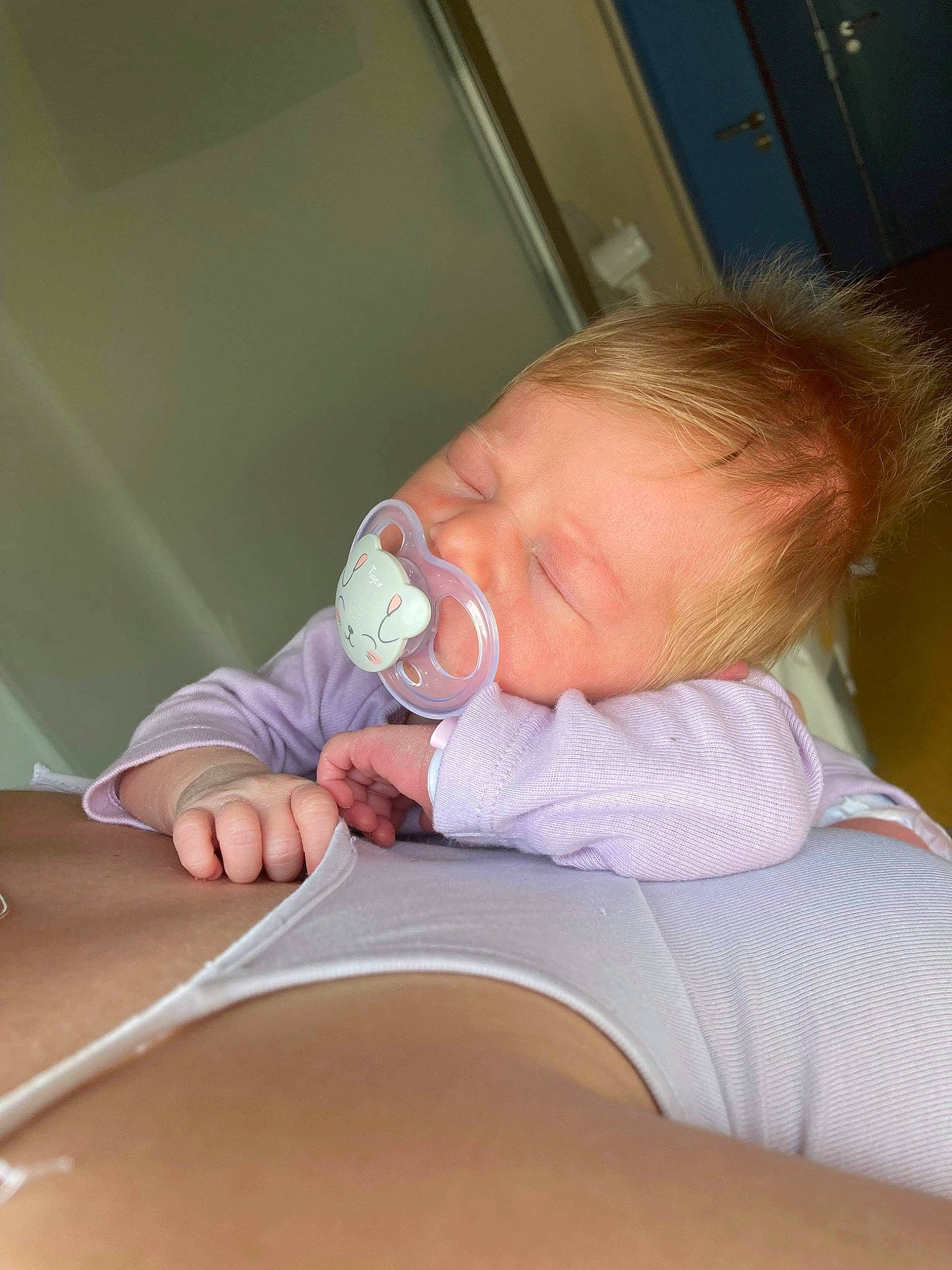 Louna a rejoint le concours — aidez-le/la à gagner de superbes lots ! baby, baby_food, baby_products, baby_safety, baby_sleeping, baby_toddler_clothing, cheek, child, childbirth, comfort, event, health_care, linens, medical, medical_equipment, neck, patient, person, room, sitting