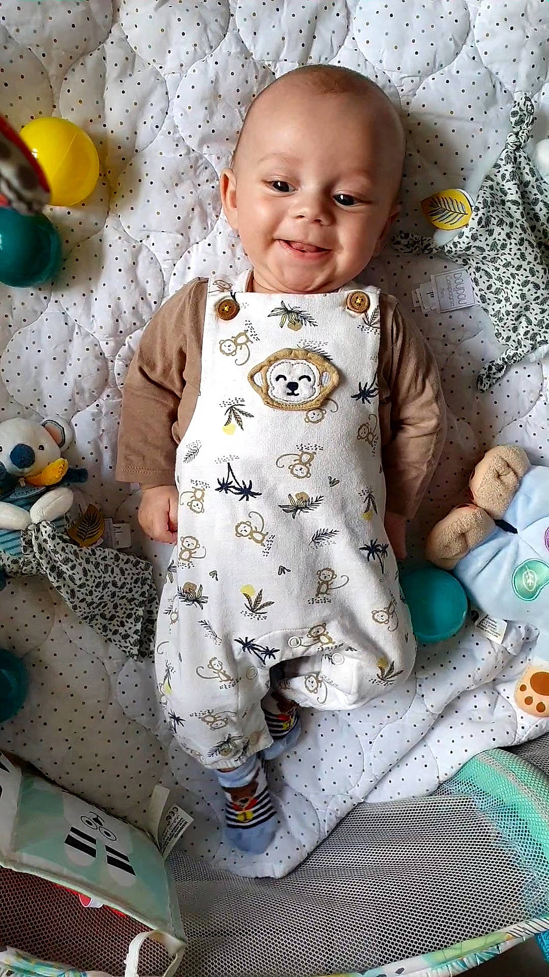 Justin a rejoint le concours — aidez-le/la à gagner de superbes lots ! baby, baby_toddler_clothing, child, face, flooring, fun, happy, joy, linens, pattern, people, person, photograph, skin, sleeve, smile, t_shirt, textile, toddler, toy