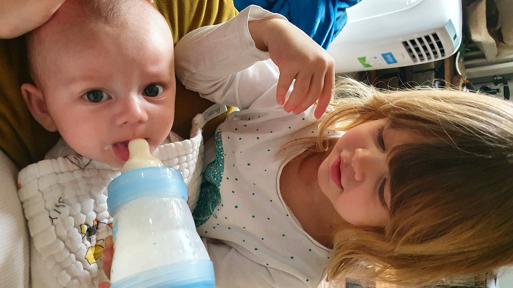 Justin a rejoint le concours — aidez-le/la à gagner de superbes lots ! baby, baby_bottle, baby_toddler_clothing, cheek, drinkware, event, eyelash, facial_expression, fun, hairstyle, happy, leisure, mouth, people, person, plastic_bottle, product, skin, smile, snapshot