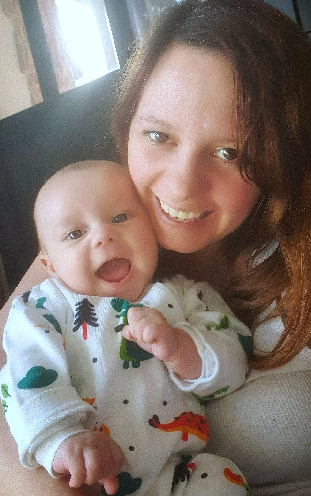 Justin a rejoint le concours — aidez-le/la à gagner de superbes lots ! baby, baby_toddler_clothing, cheek, comfort, eye, face, facial_expression, gesture, hairstyle, happy, human_body, iris, joy, lip, mouth, nose, person, skin, sleeve, smile