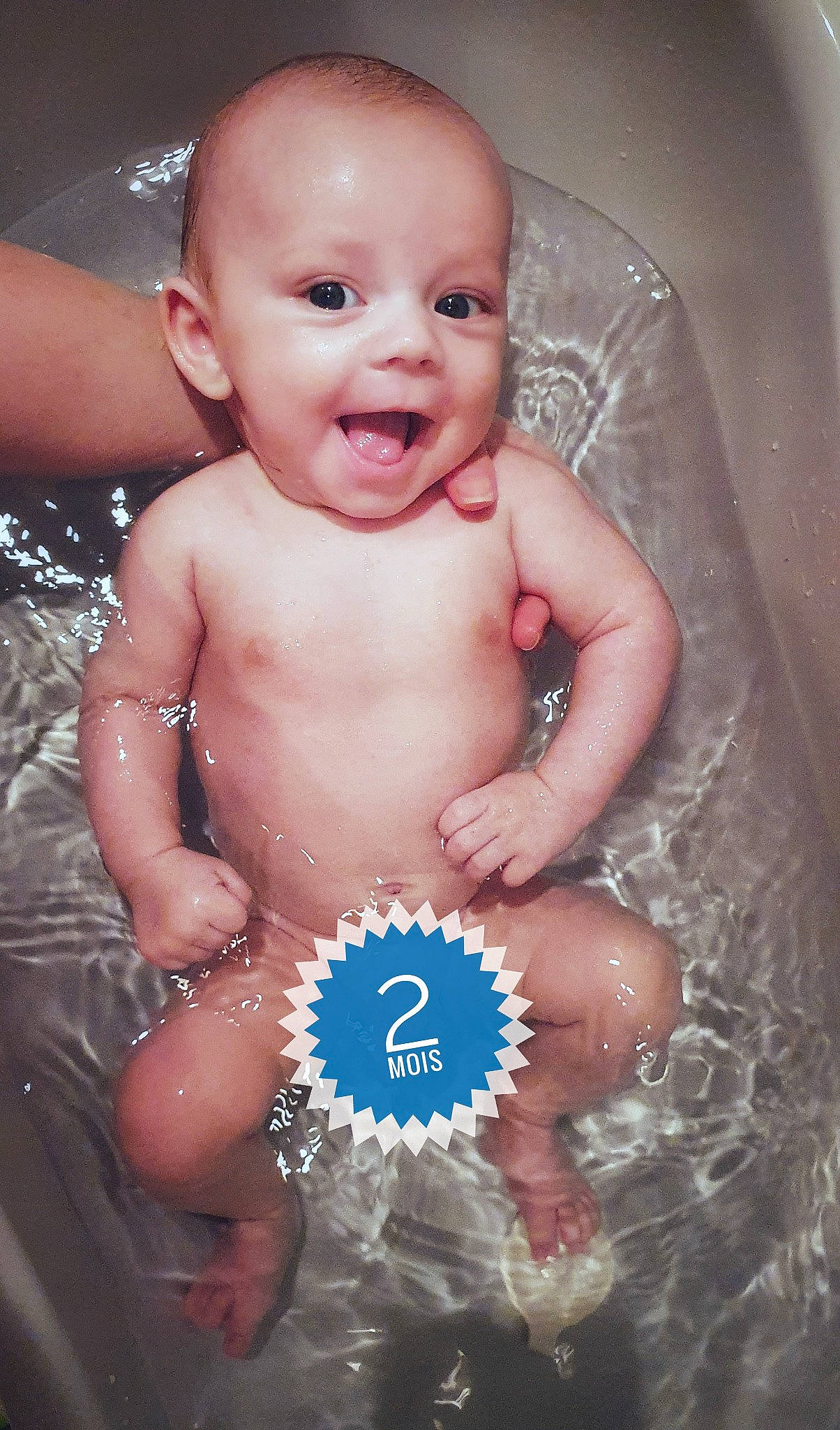 Justin a rejoint le concours — aidez-le/la à gagner de superbes lots ! baby, baby_bathing, bathing, cheek, chest, finger, hand, happy, human_body, iris, mouth, muscle, neck, person, skin, smile, stomach, thumb, toddler, trunk