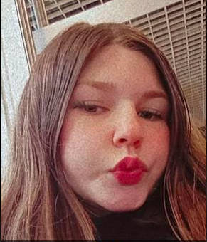 Joana participe au concours pour gagner de l'argent avec cette photo : art, black_hair, blond, brown_hair, cheek, ear, eyelash, happy, jaw, layered_hair, lip, lipstick, long_hair, mouth, nose, person, selfie, smile, step_cutting, throat