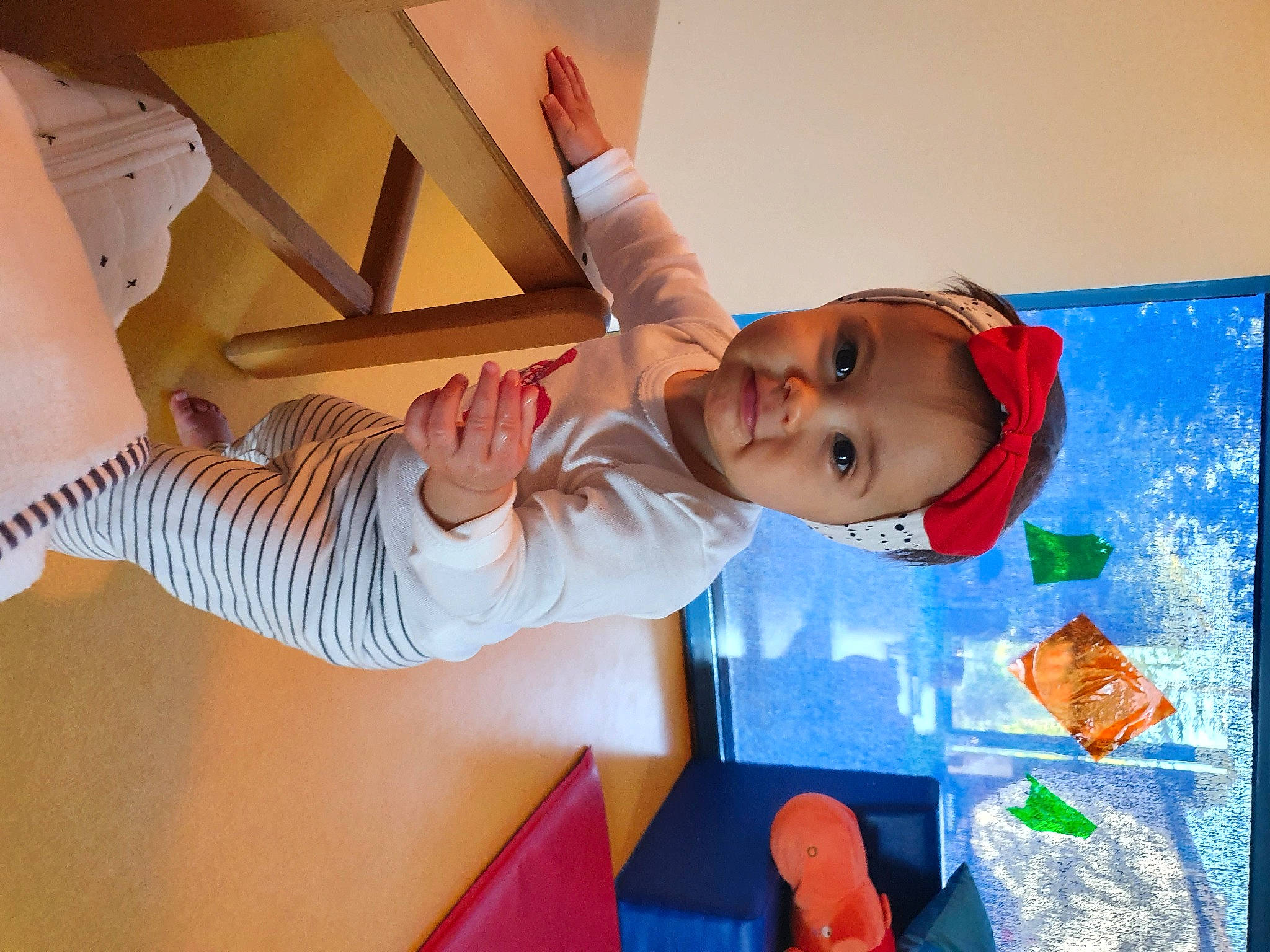 Victoria participe au concours pour gagner de l'argent avec cette photo : child, drawer, elbow, electric_blue, finger, fun, gesture, hairstyle, happy, human_leg, knee, leisure, mouth, orange, person, room, smile, thigh, toddler, wood