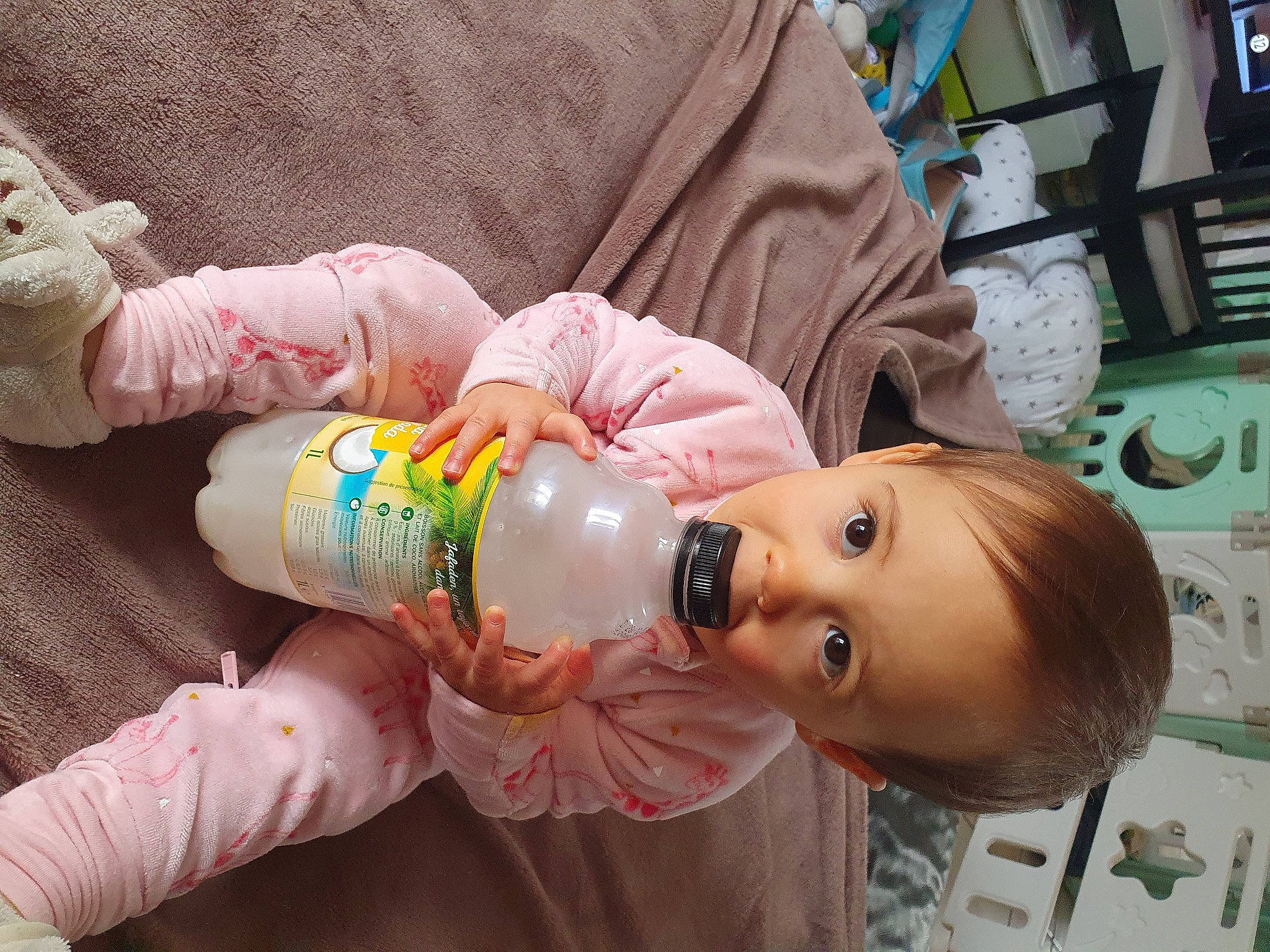 Victoria participe au concours pour gagner de l'argent avec cette photo : baby, baby_bottle, baby_products, baby_toddler_clothing, bottle, cheek, child, drink, drinking, drinkware, eyelash, mouth, nail, person, photograph, plastic_bottle, skin, snapshot, toddler, water