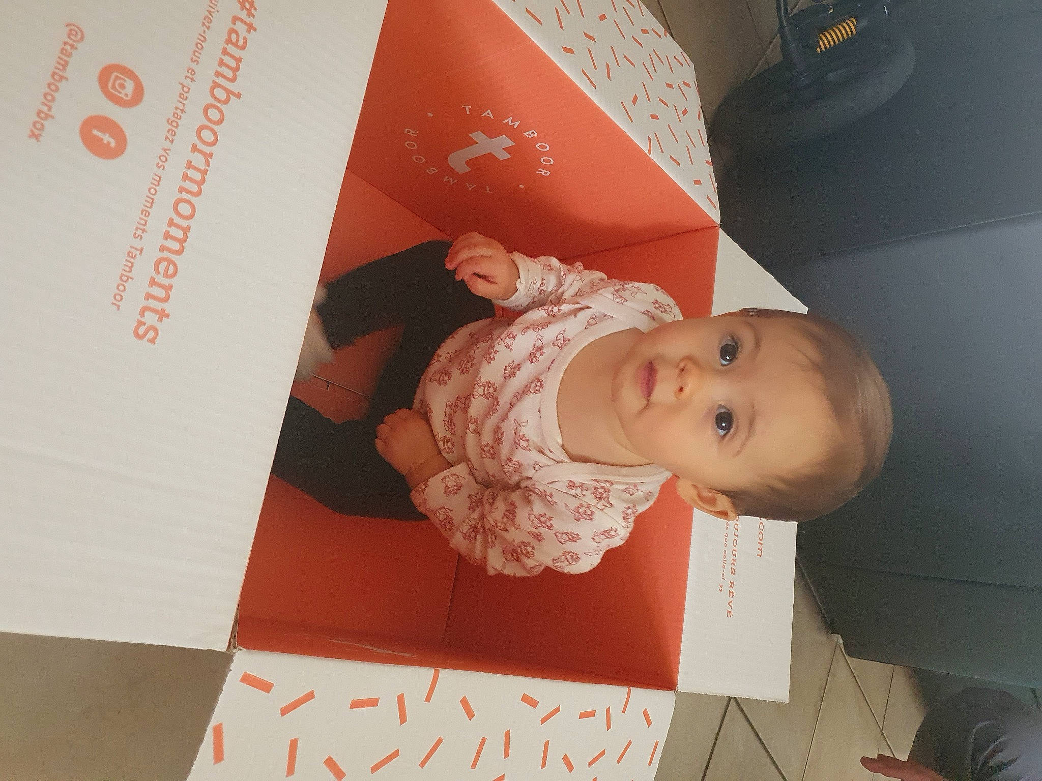 Victoria a rejoint le concours — aidez-le/la à gagner de superbes lots ! baby, baby_products, baby_toddler_clothing, child, comfort, finger, font, handwriting, happy, magenta, paper, paper_product, pattern, peach, person, publication, room, smile, toddler