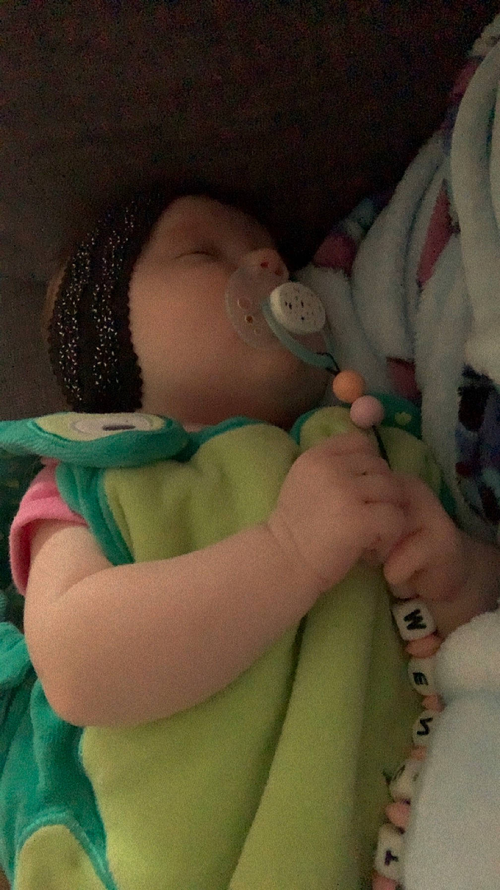 Mencía participe au concours pour gagner de l'argent avec cette photo : arm, baby, cheek, comfort, eye, eyebrow, facial_expression, finger, gesture, hand, human, human_body, iris, lip, mouth, nose, person, pink, product, skin