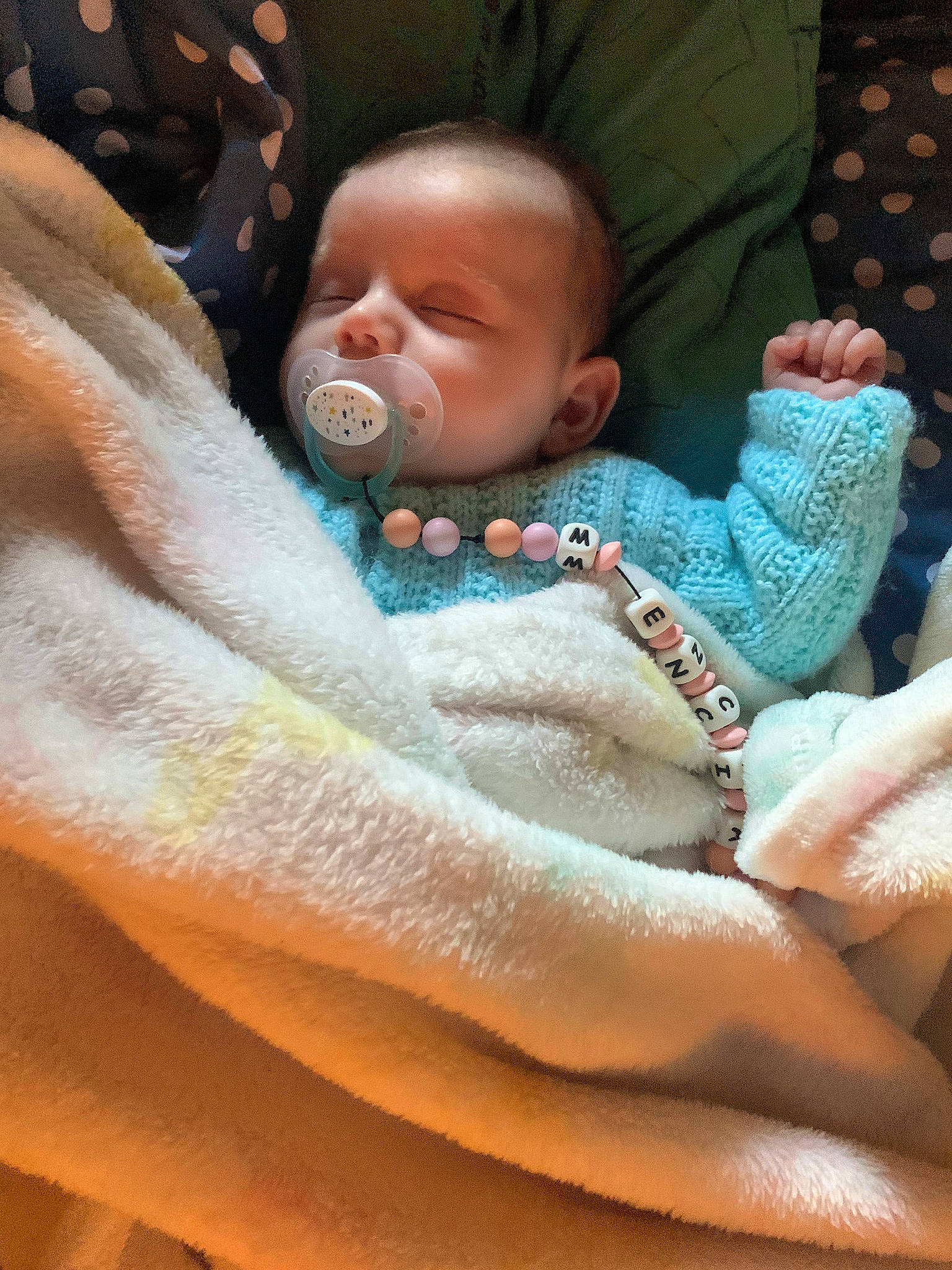 Mencía a rejoint le concours — aidez-le/la à gagner de superbes lots ! baby, baby_products, baby_toddler_clothing, cheek, child, chin, comfort, eye, eyebrow, face, finger, head, iris, linens, mouth, nose, person, sitting, skin, thumb