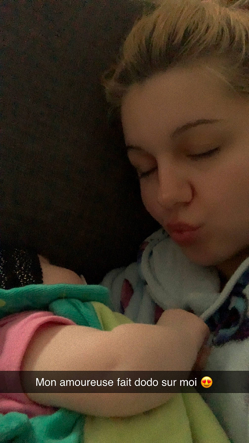 Mencía participe au concours pour gagner de l'argent avec cette photo : abdomen, black_hair, child, chin, comfort, cool, ear, elbow, eyebrow, eyelash, happy, lip, long_hair, mouth, neck, nose, person, shoulder, skin, thigh