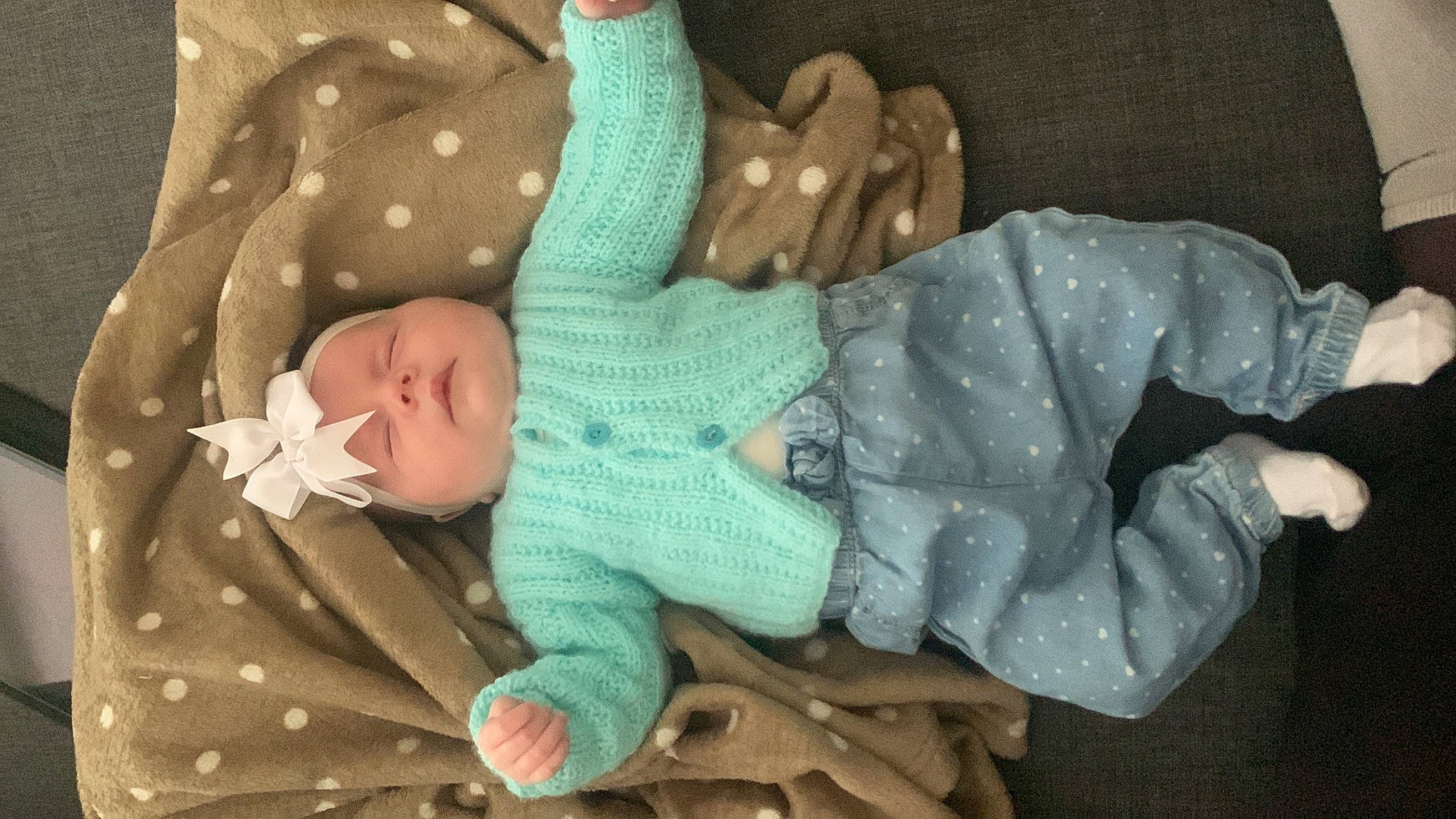 Mencía a rejoint le concours — aidez-le/la à gagner de superbes lots ! art, baby, baby_products, baby_toddler_clothing, child, comfort, finger, hand, head, human_body, leg, linens, pattern, person, room, skin, textile, thumb, toddler, tree