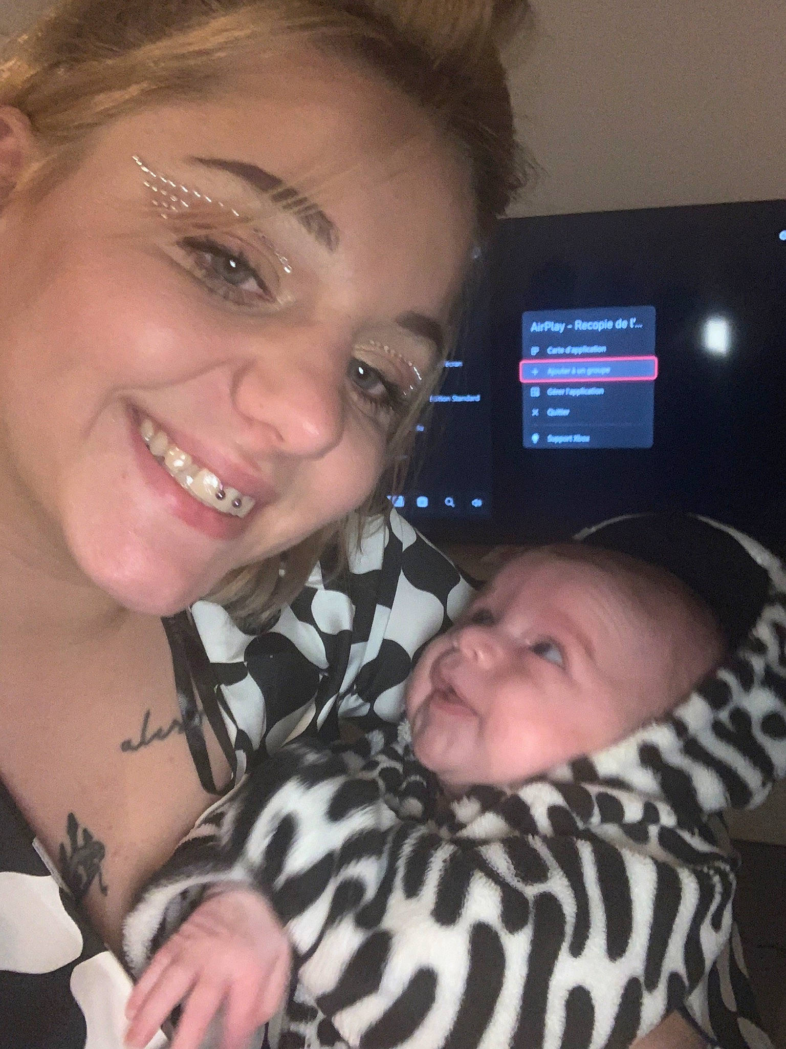 Magnus a rejoint le concours — aidez-le/la à gagner de superbes lots ! black, cheek, chin, comfort, ear, eye, eyebrow, eyelash, facial_expression, finger, gesture, happy, iris, joy, mammal, mouth, muscle, nose, organ, person