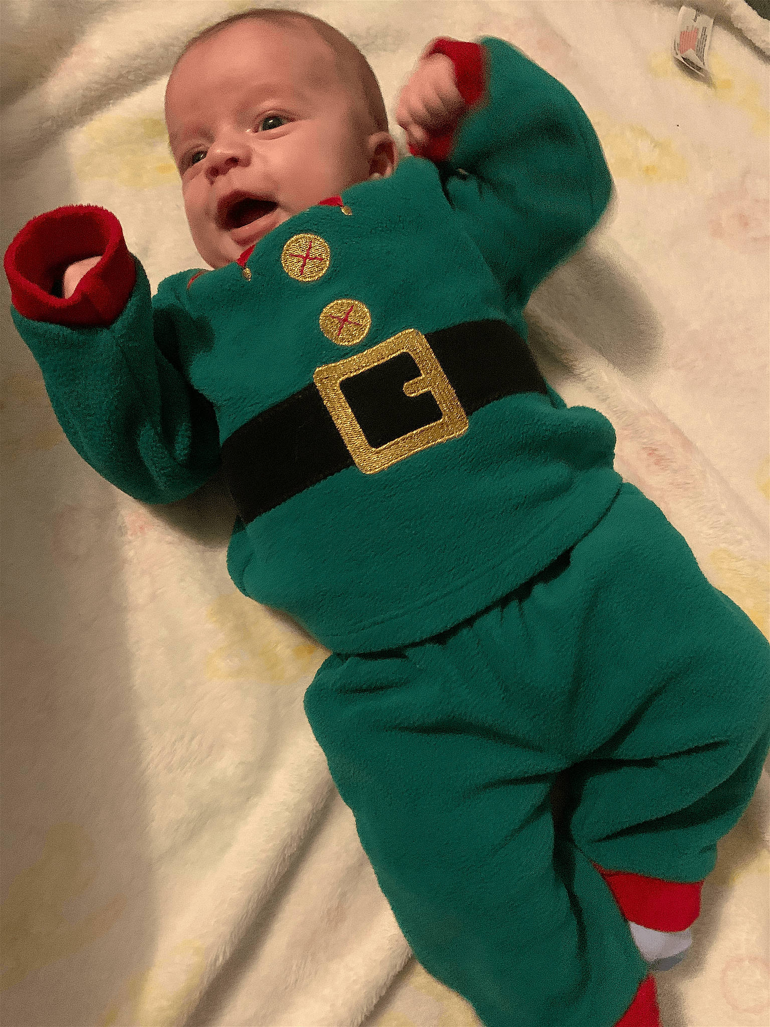 Magnus participe au concours pour gagner de l'argent avec cette photo : baby, baby_sleeping, baby_toddler_clothing, carmine, child, comfort, flooring, fun, fur, green, happy, linens, pattern, person, play, sitting, sleeve, smile, sportswear, t_shirt