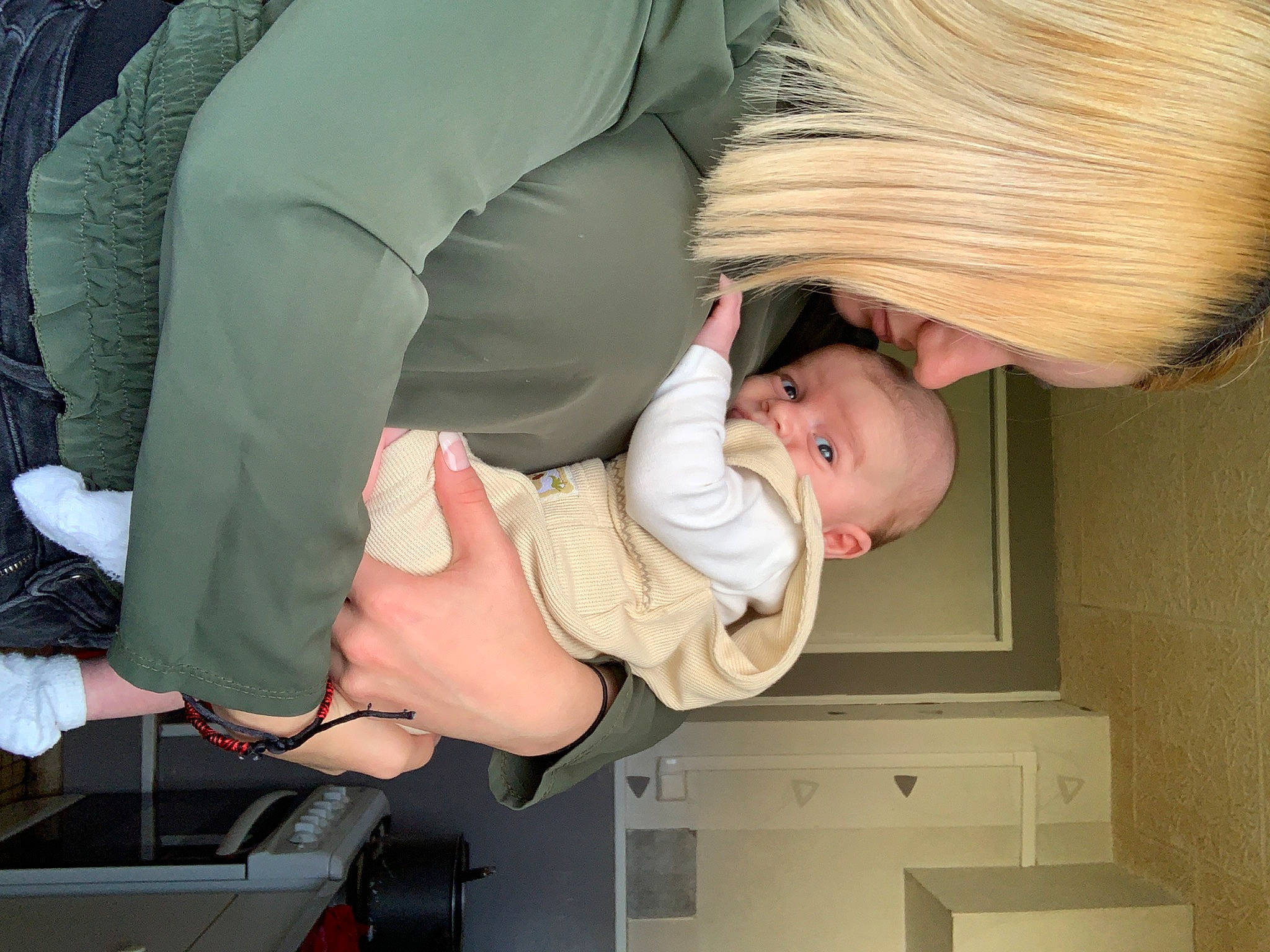 Magnus participe au concours pour gagner de l'argent avec cette photo : arm, baby, baby_products, child, comfort, elbow, gesture, joint, person, shipping_box, sitting, sleeve, smile, toddler, tree