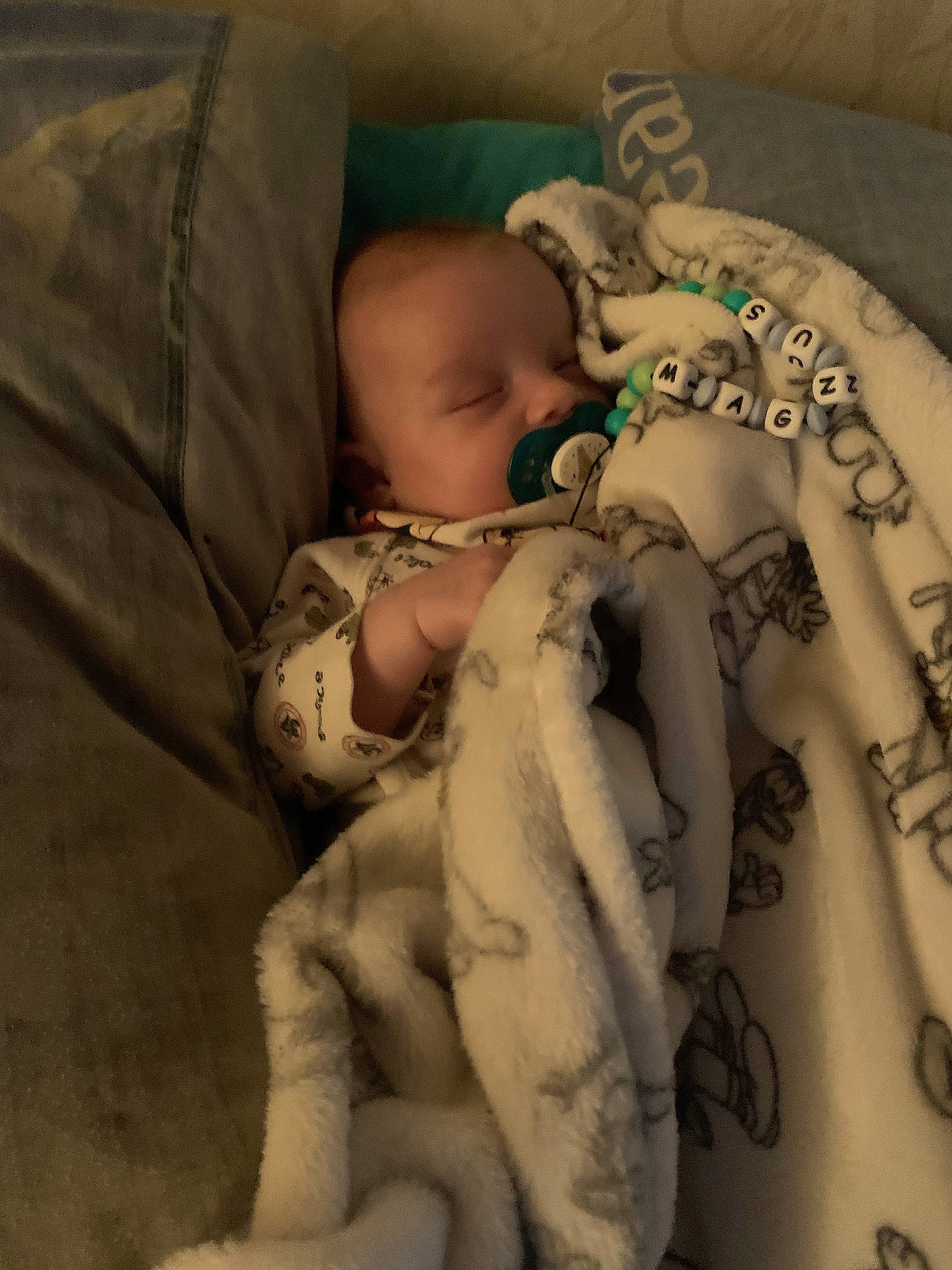 Magnus a rejoint le concours — aidez-le/la à gagner de superbes lots ! abdomen, arm, baby, baby_products, baby_sleeping, baby_toddler_clothing, cheek, chest, child, comfort, finger, gesture, hand, linens, mouth, person, skin, sleeve, textile, toddler