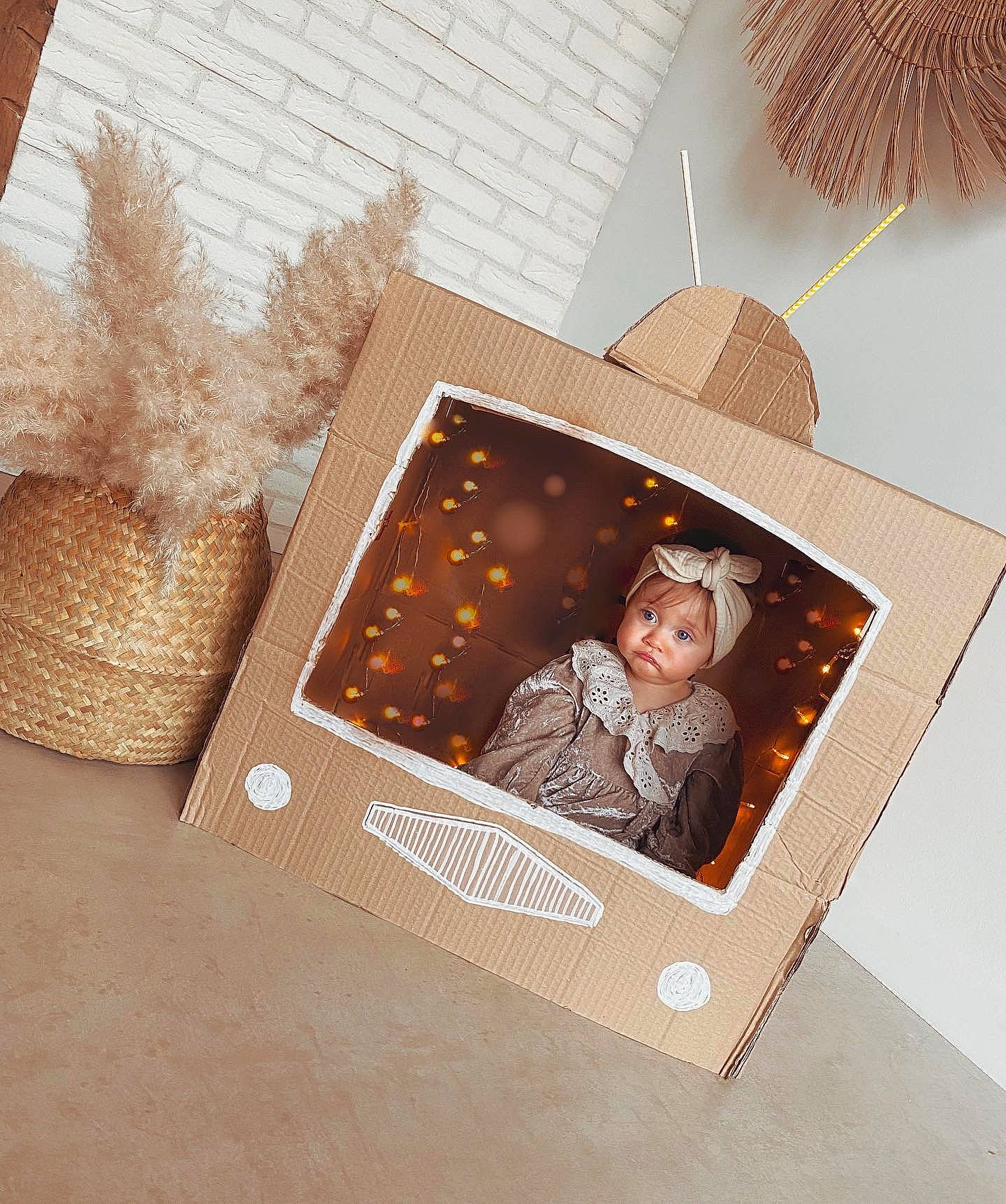 Théa a rejoint le concours — aidez-le/la à gagner de superbes lots ! art, brand, christmas_decoration, christmas_ornament, circle, event, flooring, font, holiday, illustration, interior_design, ornament, paper, paper_product, pattern, person, rectangle, room, visual_arts, winter