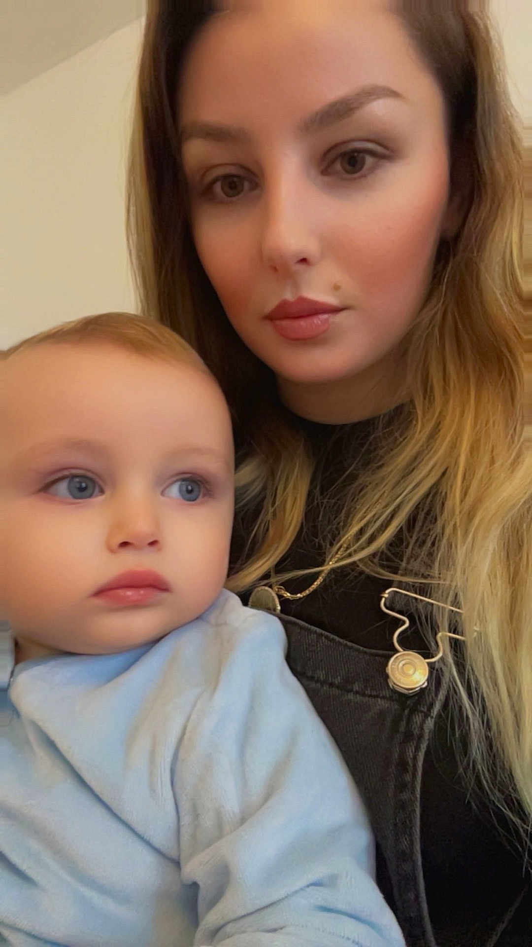 Sian Nakoleci a rejoint le concours — aidez-le/la à gagner de superbes lots ! baby, child, woman, portrait, face, person, indoor, clothing, casual, blonde_hair, blue_eyes, looking_away, closeup, young_adult, soft_lighting, family, mother_and_child, expression, skin, head_and_shoulders