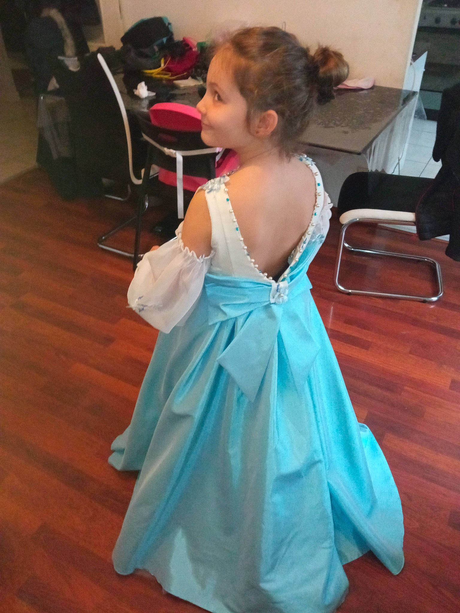 Elina participe au concours pour gagner de l'argent avec cette photo : chair, child, dress, electric_blue, entertainment, event, flooring, formal_wear, fun, furniture, gesture, gown, hair, happy, human_leg, performing_arts, person, shoulder, sitting, toddler