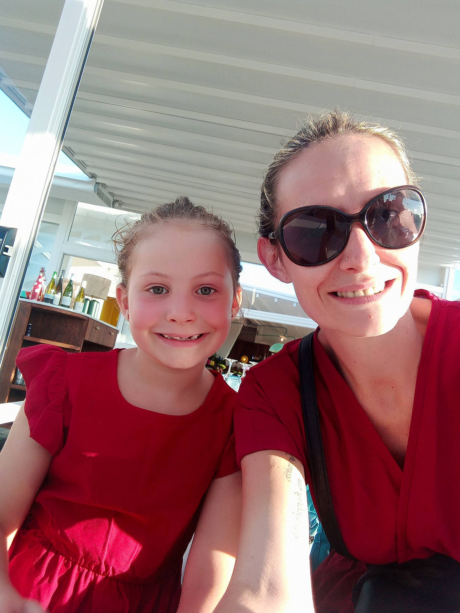 Elina participe au concours pour gagner de l'argent avec cette photo : blond, child, event, eyewear, fun, goggles, hairstyle, happy, joy, leisure, magenta, person, personal_protective_equipment, pink, recreation, shoulder, skin, smile, sunglasses, travel