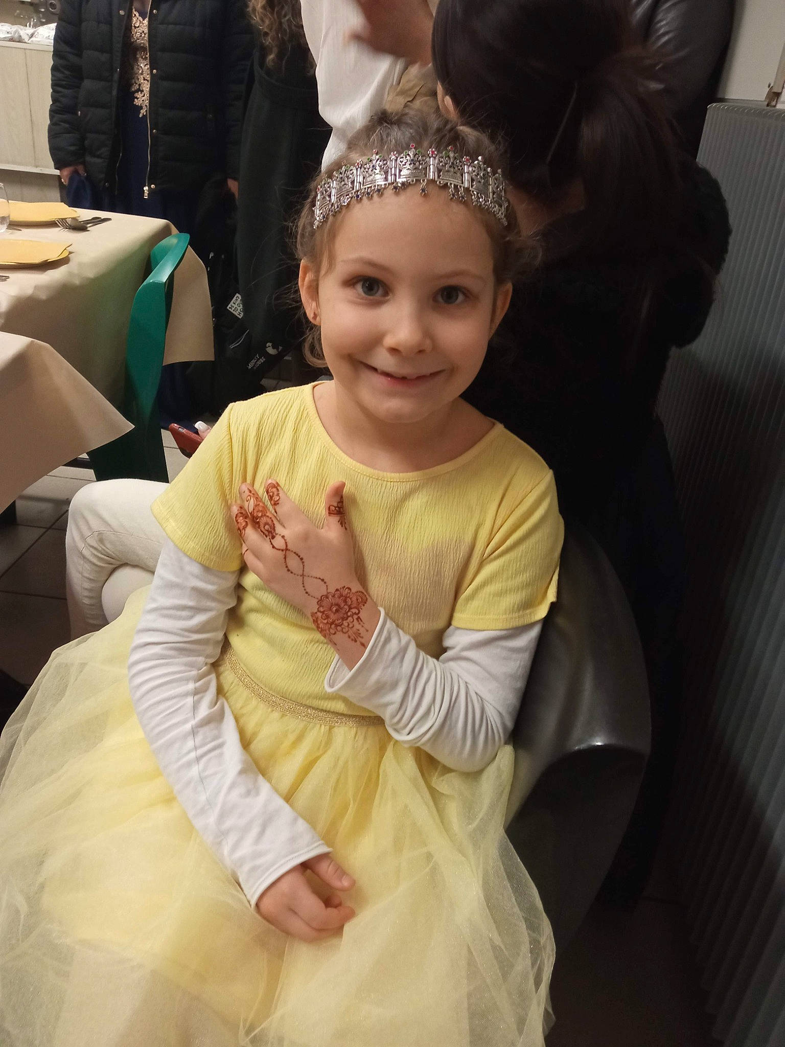 Elina a rejoint le concours — aidez-le/la à gagner de superbes lots ! blond, bridal_accessory, bridal_clothing, event, fashion_accessory, fashion_design, flooring, formal_wear, fun, gown, hair_accessory, happy, headband, headpiece, jewellery, joy, mammal, necklace, person, smile