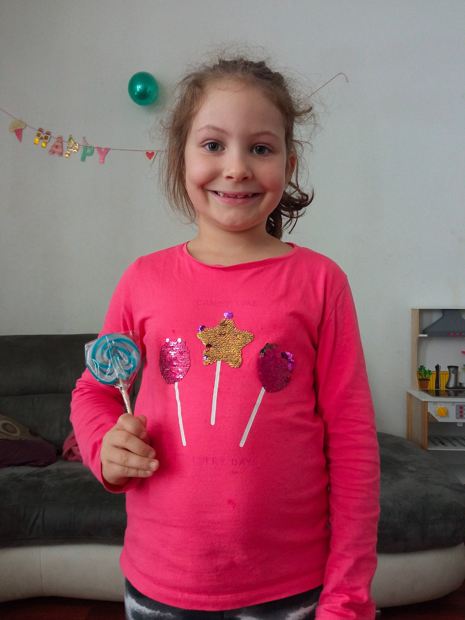 Elina participe au concours pour gagner de l'argent avec cette photo : baby_toddler_clothing, balloon, child, couch, event, eye, face, fun, gesture, hair, happy, head, joy, magenta, neck, person, pink, sleeve, smile, standing