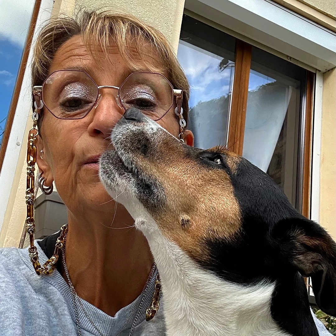 Isabelle Bacquet a rejoint le concours — aidez-le/la à gagner de superbes lots ! affection, casual_clothing, closeup, companion, daylight, dog, earrings, face, glasses, house, love, necklace, outdoor, pet, portrait, reflection, selfie, sky, window, woman