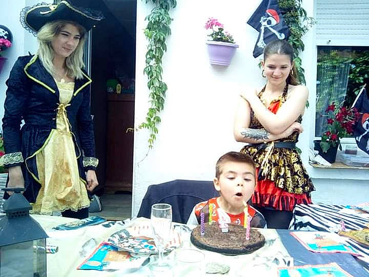 Vicenzo participe au concours pour gagner de l'argent avec cette photo : child, costume, dress, event, fashion, joy, party, person