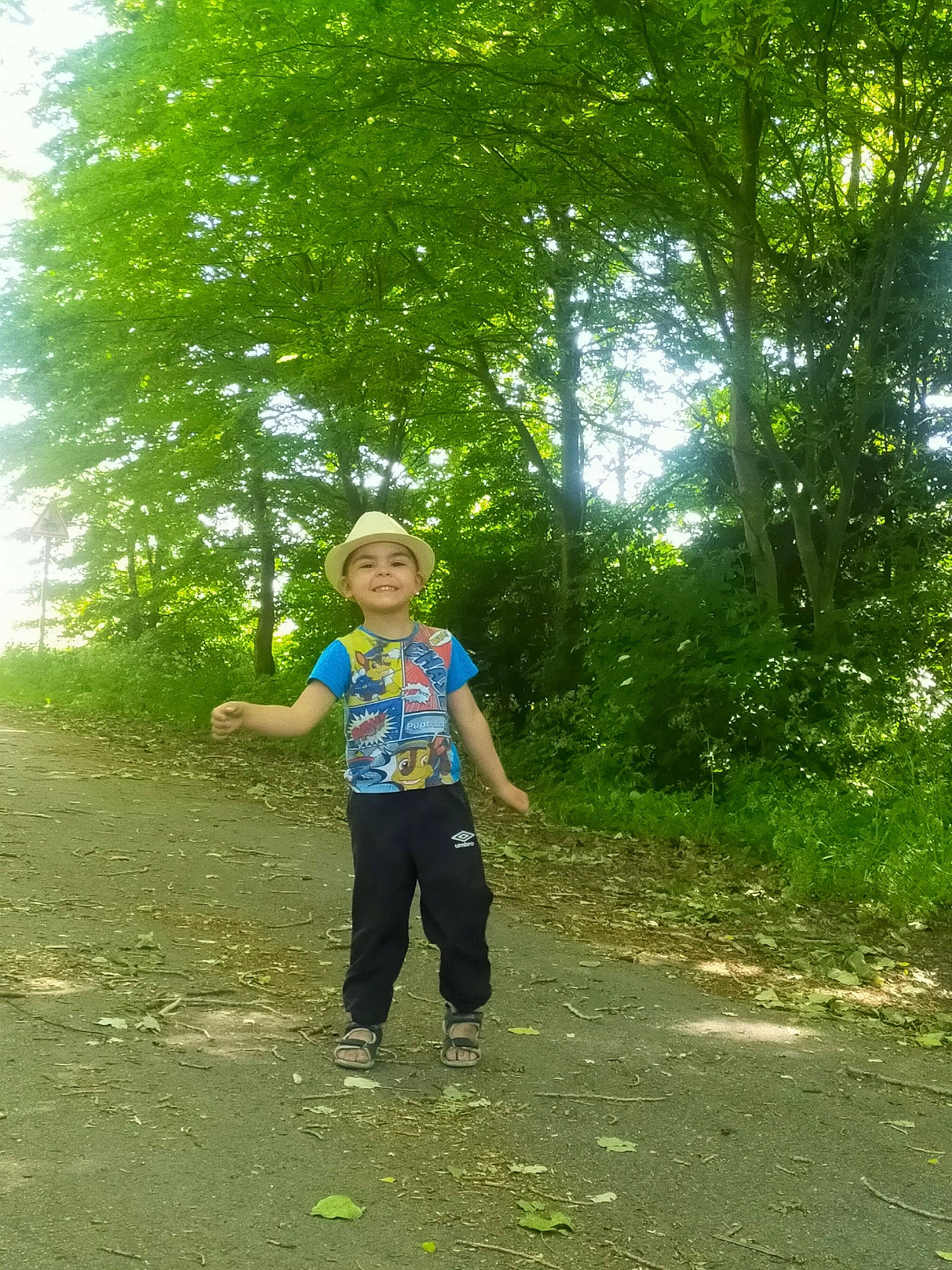 Vicenzo a rejoint le concours — aidez-le/la à gagner de superbes lots ! child, forest, fun, grass, green, headwear, joy, jungle, leaf, leisure, natural_environment, people_in_nature, person, plant, recreation, shrub, summer, sunlight, tree, vacation