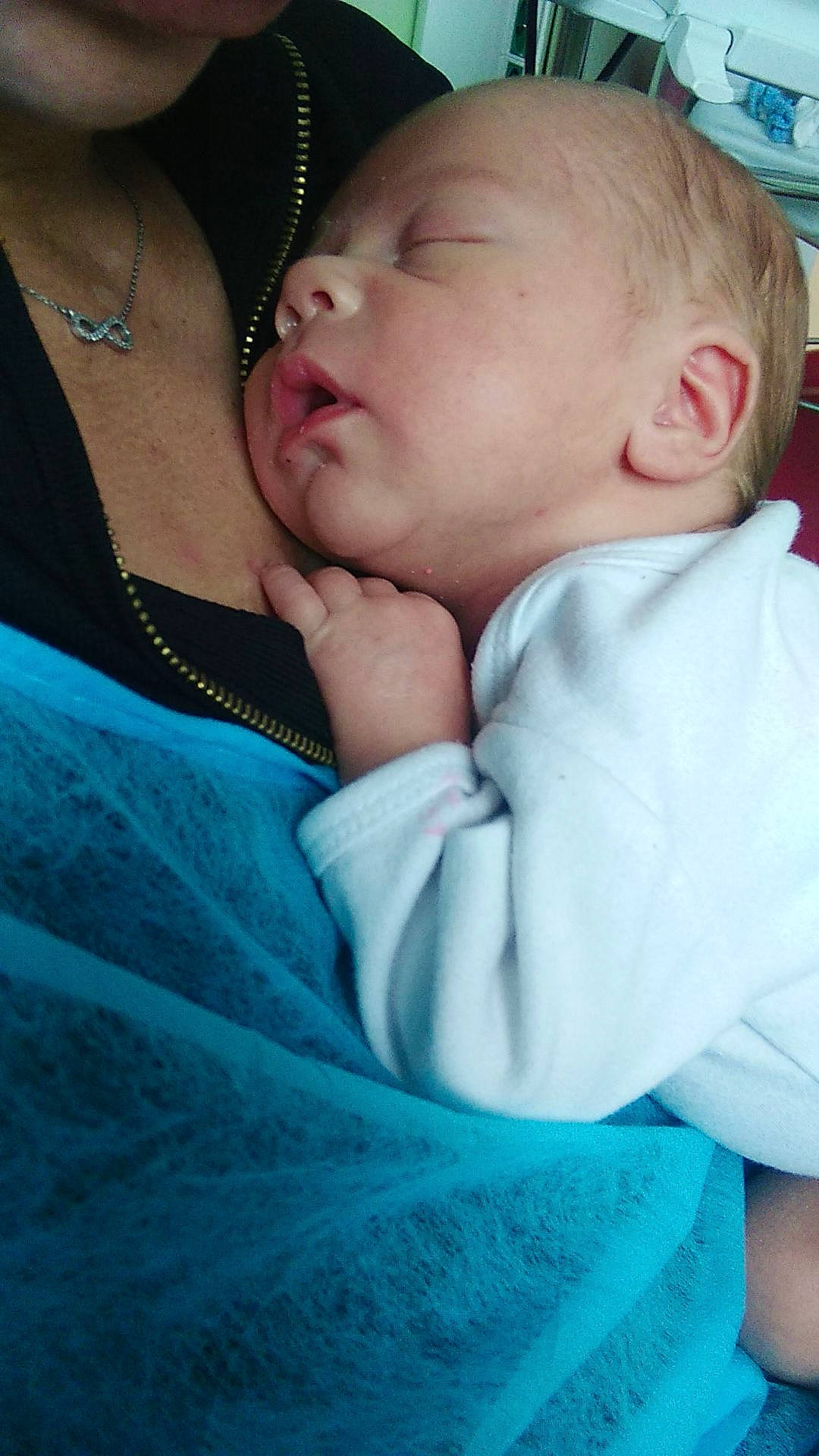 Nino a rejoint le concours — aidez-le/la à gagner de superbes lots ! arm, baby, bedtime, birth, cheek, child, eye, face, gesture, hand, head, lip, mouth, nap, nose, person, skin, sleep, toddler