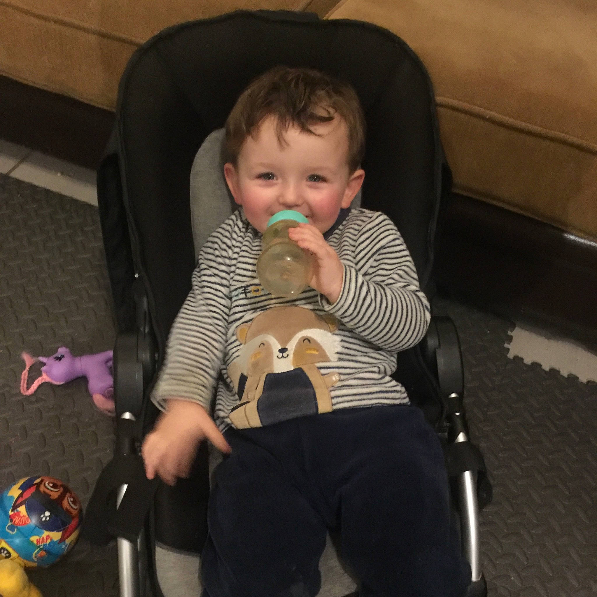 Mike a rejoint le concours — aidez-le/la à gagner de superbes lots ! baby, baby_carriage, baby_products, baby_toddler_clothing, chair, cheek, child, comfort, eye, flooring, fun, iris, knee, lap, mouth, person, room, sitting, skin, thigh