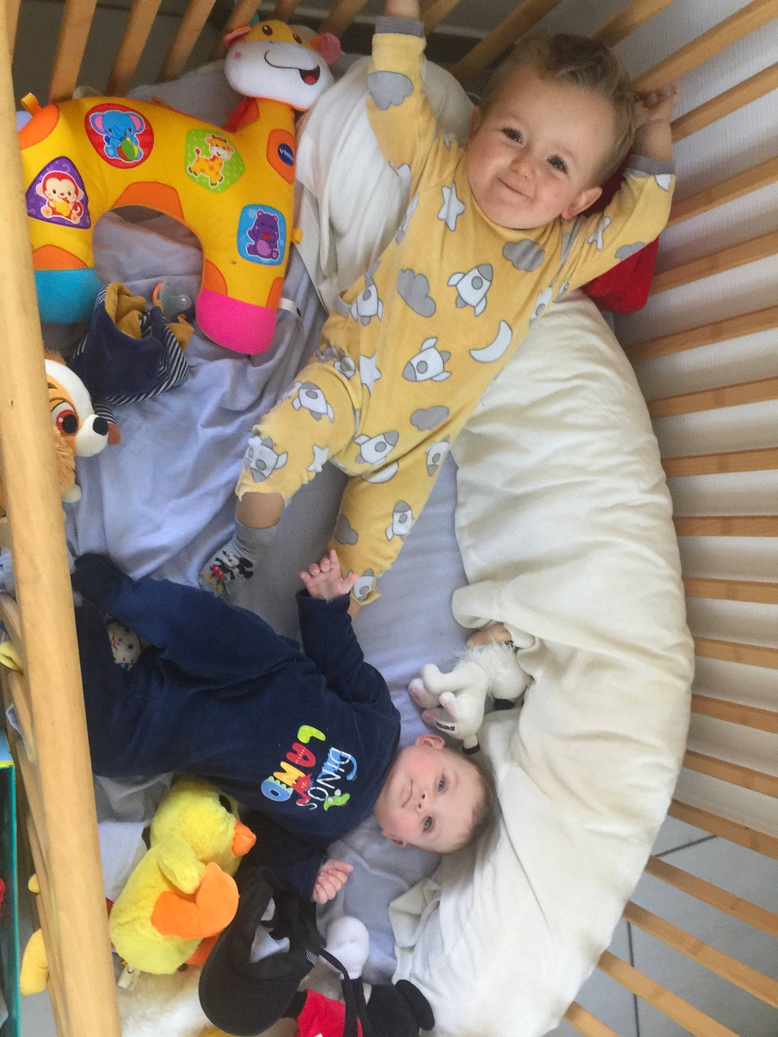 Mike a rejoint le concours — aidez-le/la à gagner de superbes lots ! baby, baby_toddler_clothing, child, comfort, eye, face, fun, happy, joy, lap, leisure, organ, people, person, photograph, skin, sleeve, smile, snapshot, toddler