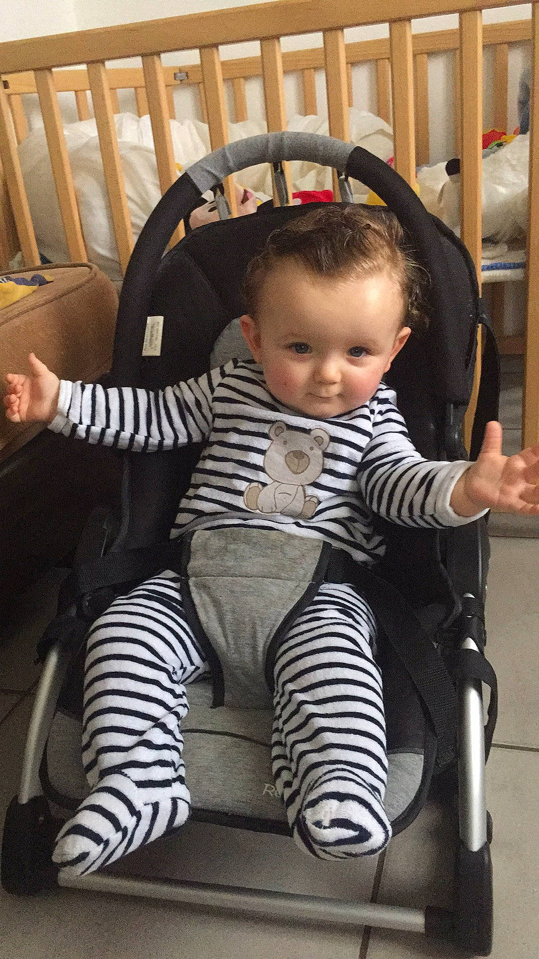 Mike a rejoint le concours — aidez-le/la à gagner de superbes lots ! baby, baby_carriage, baby_products, baby_toddler_clothing, black, chair, child, comfort, fun, happy, lap, mammal, monochrome_photography, pattern, person, room, sitting, sleeve, sock, toddler