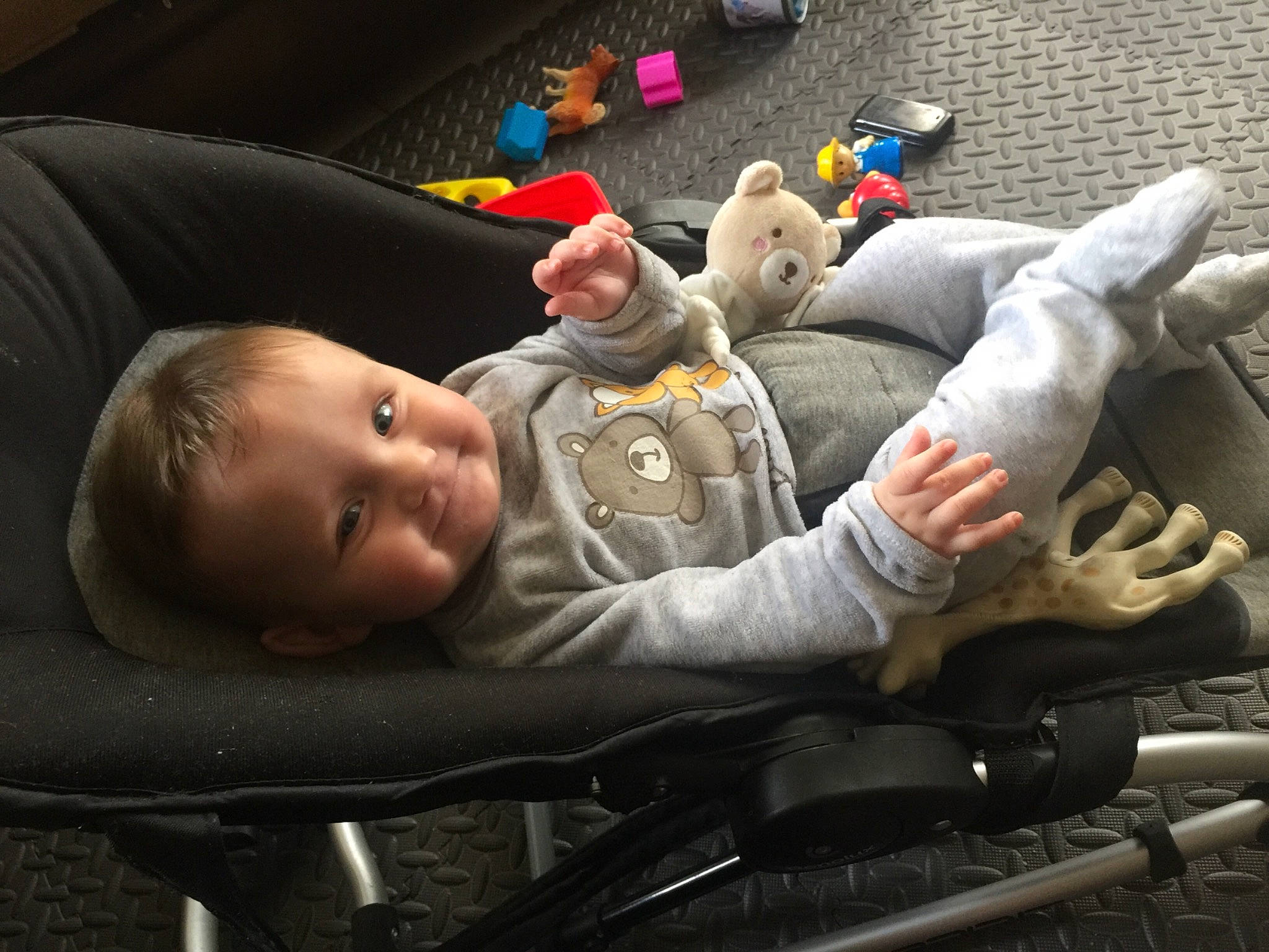 Léna participe au concours pour gagner de l'argent avec cette photo : auto_part, baby, baby_carriage, baby_products, car_seat, child, comfort, couch, fun, gesture, motor_vehicle, people, person, product, sitting, steering_wheel, stuffed_toy, toddler, toy, tree