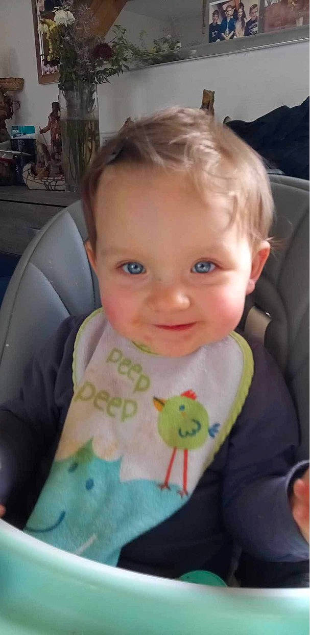 Léna participe au concours pour gagner de l'argent avec cette photo : baby, baby_toddler_clothing, bib, cheek, child, chin, cool, eye, eyebrow, eyelash, facial_expression, iris, joy, lip, nose, people, person, skin, sleeve, smile